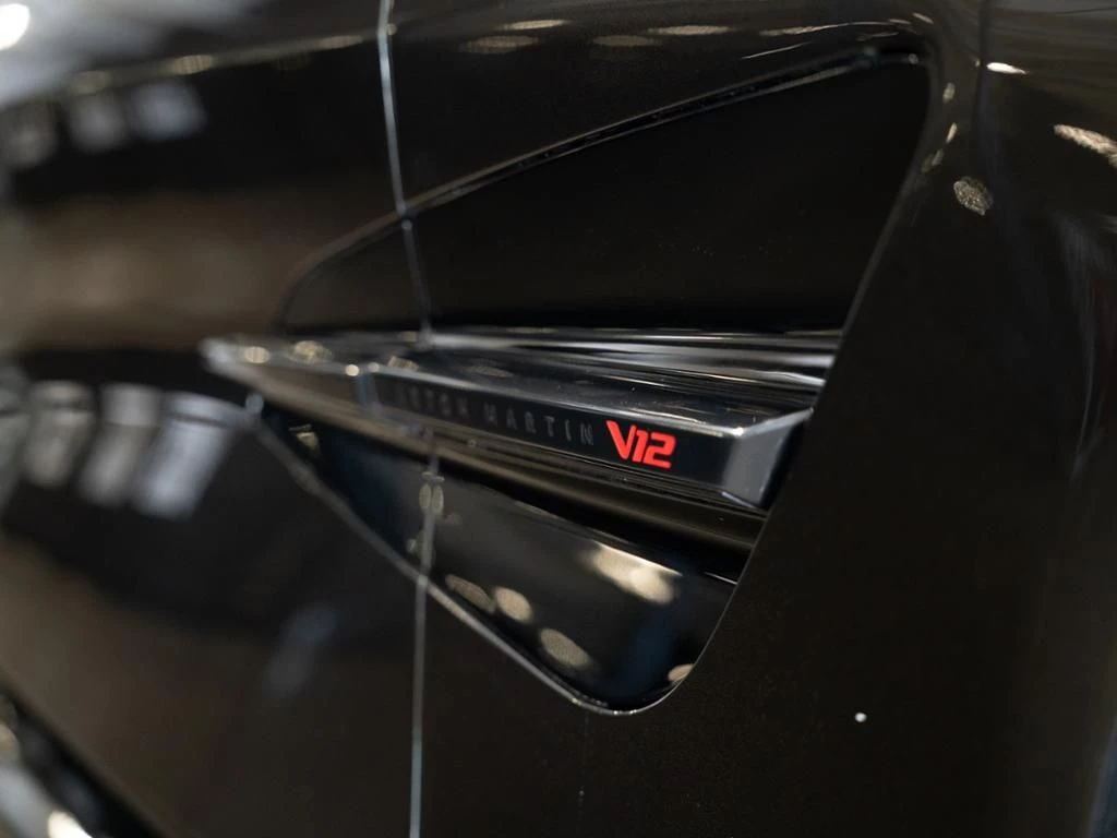 Aston Martin-Vanquish-image-22