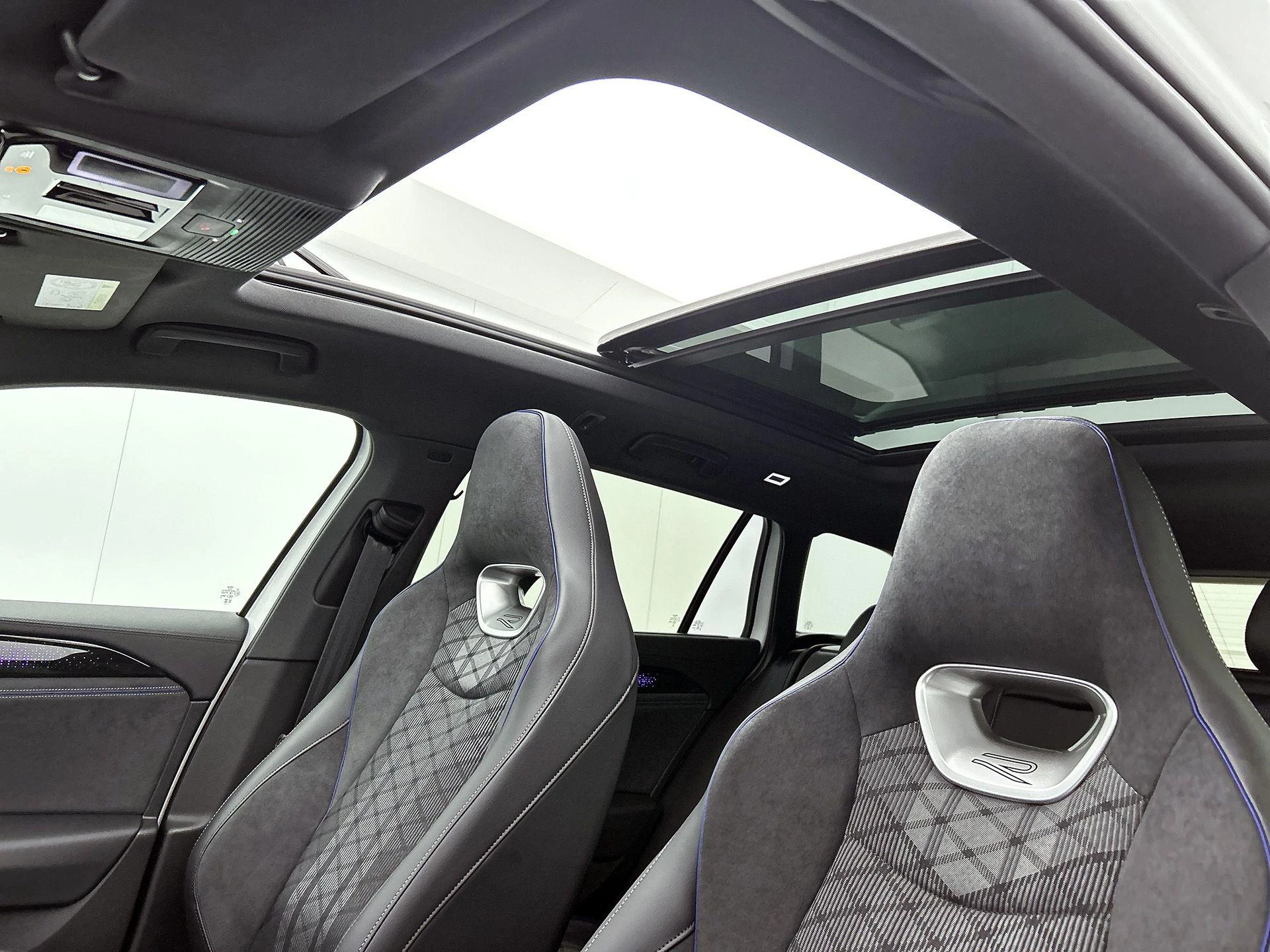 Volkswagen-Passat-image-27