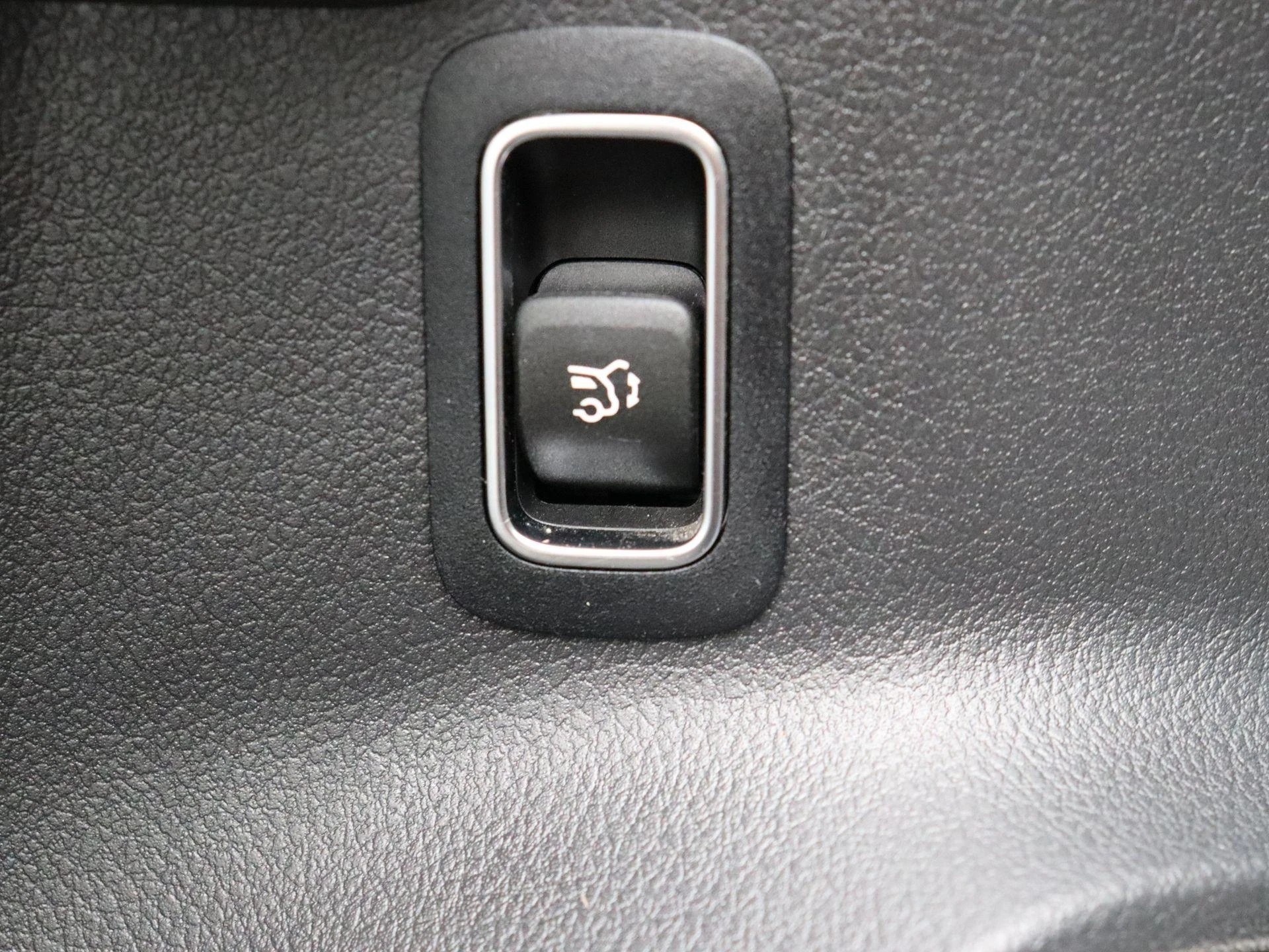 Mercedes-Benz-EQB-image-10