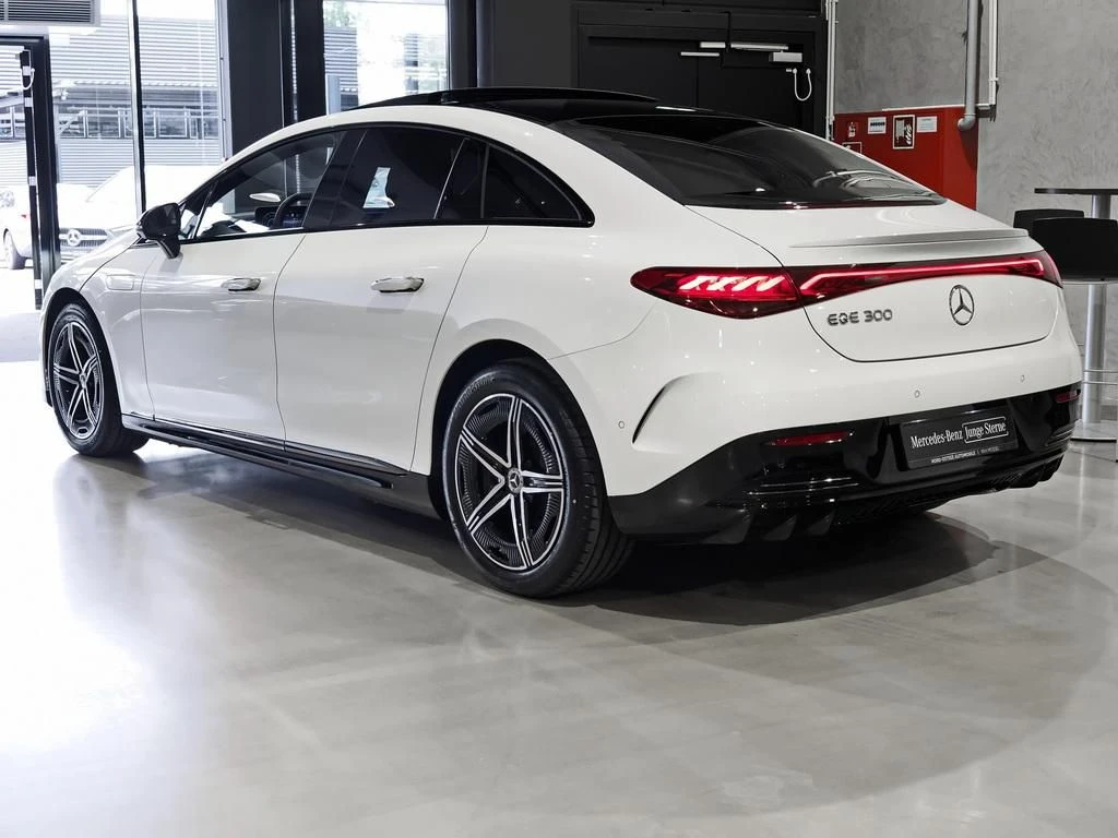 Mercedes-Benz-EQE 300-image-5