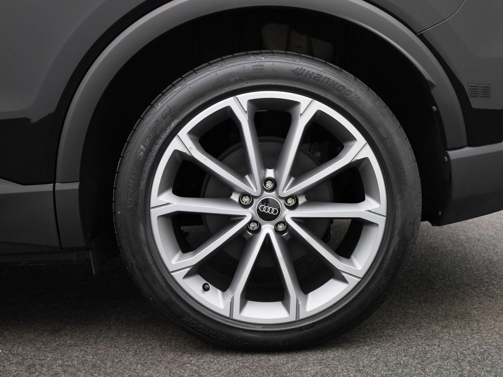 Audi-Q4 e-tron-image-12