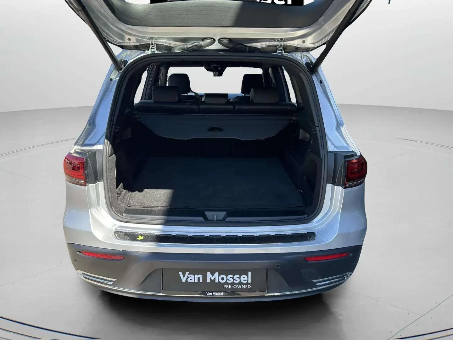 Mercedes-Benz-EQB-image-21