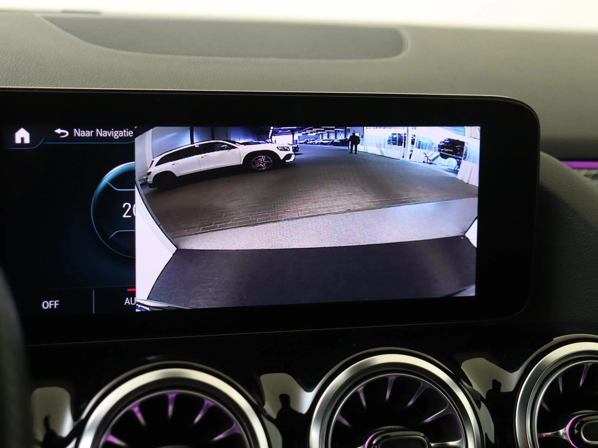 Mercedes-Benz-GLA-image-21