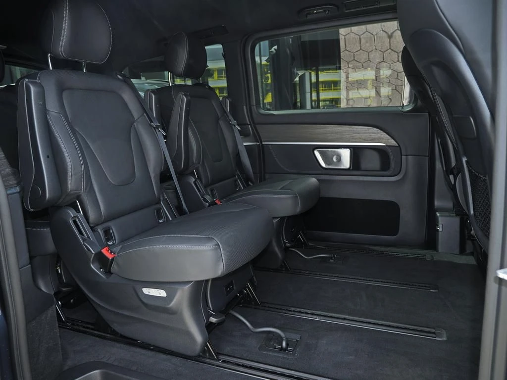 Mercedes-Benz-V-Klasse 300-image-11