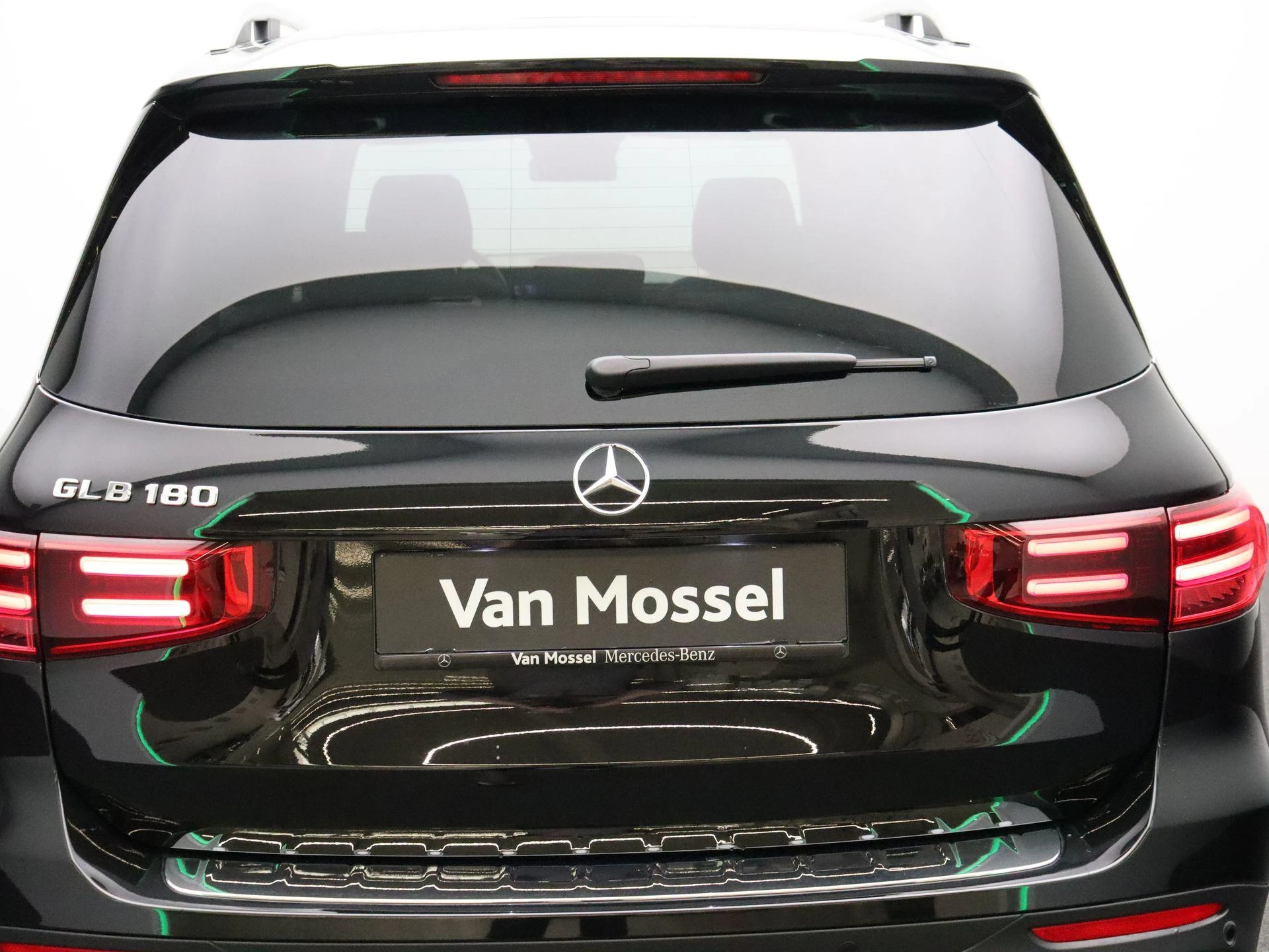 Mercedes-Benz-GLB-image-25