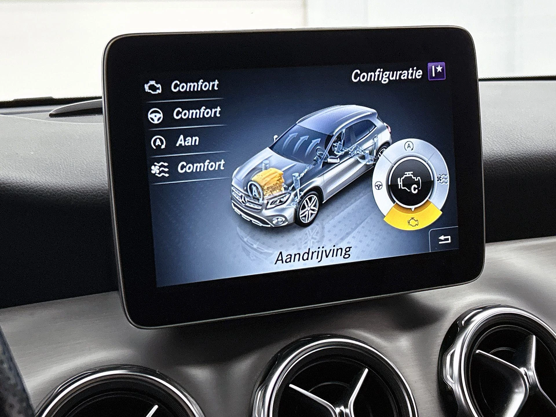 Mercedes-Benz-GLA-image-10