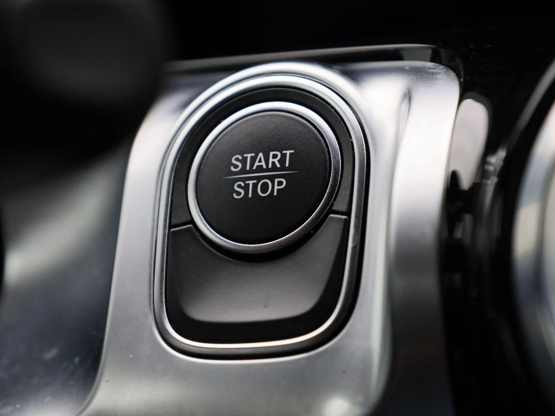 Mercedes-Benz-EQB-image-24