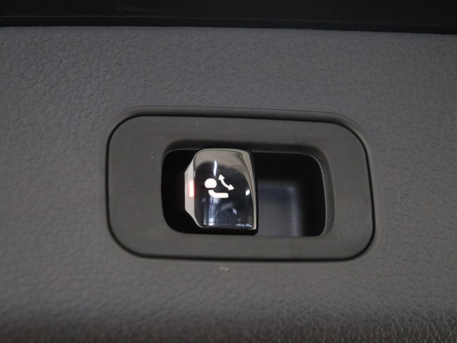 Mercedes-Benz-GLC-image-30
