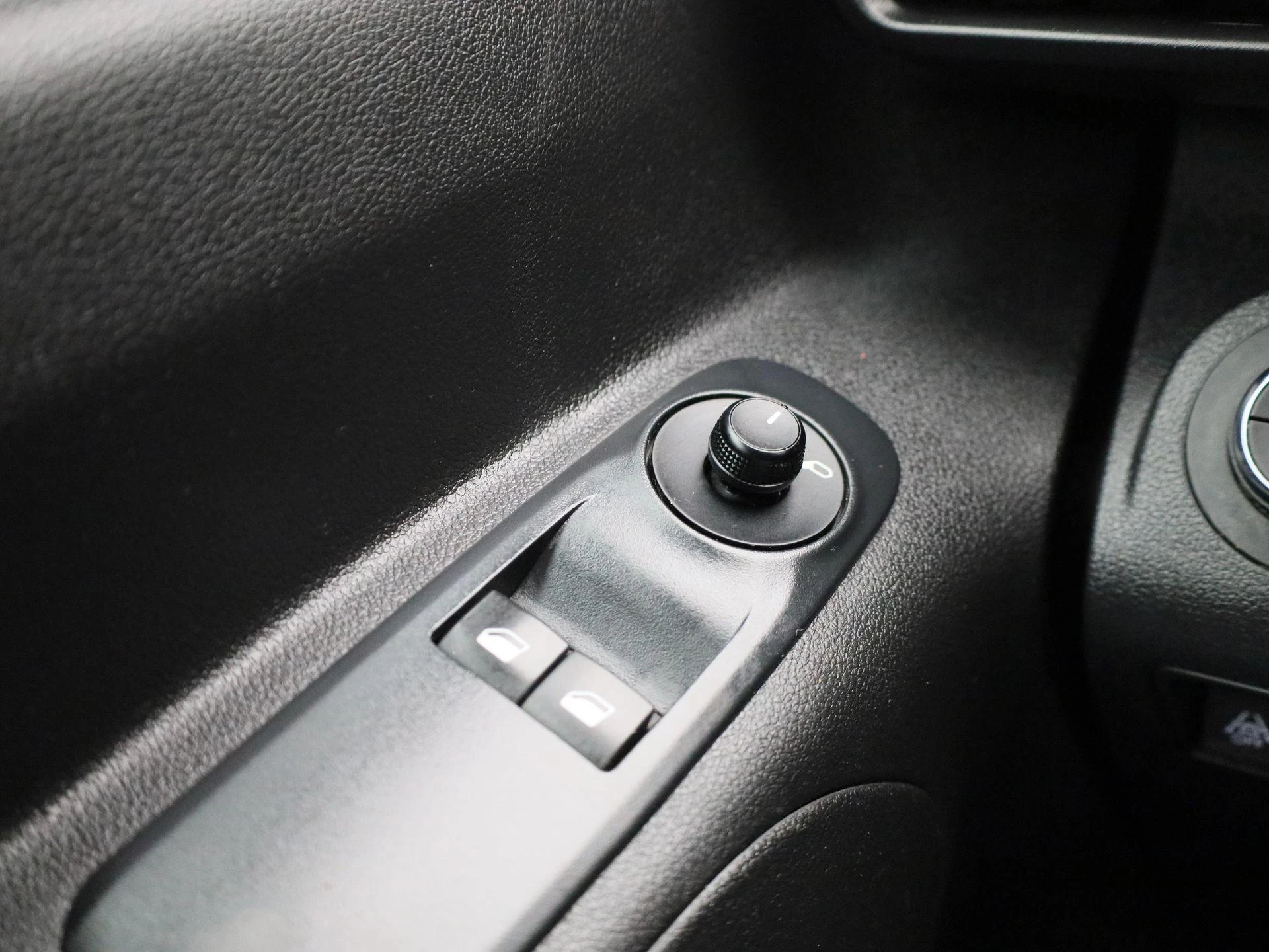 Opel-Combo Life-image-19