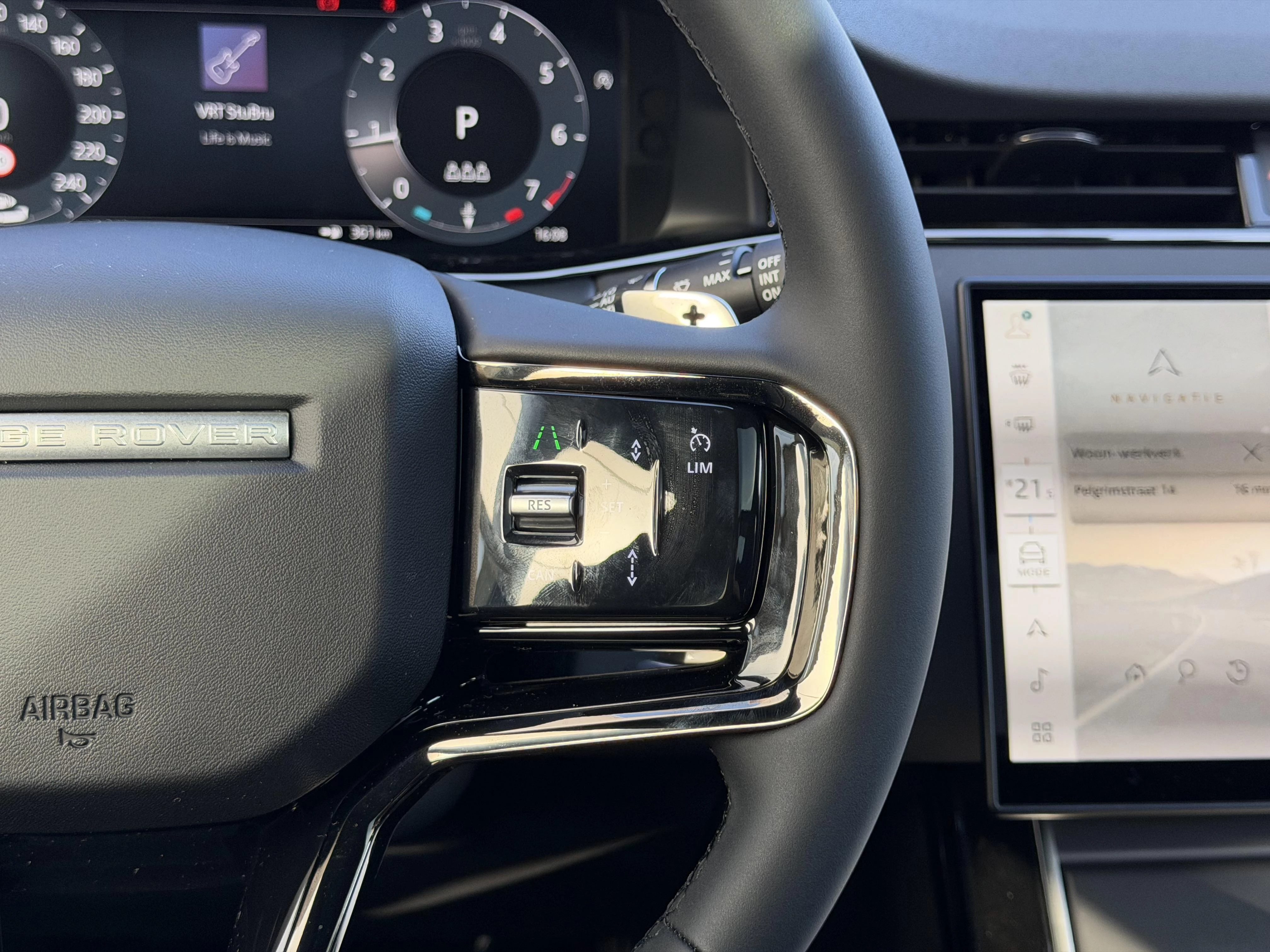 Land Rover-Range Rover Evoque-image-16