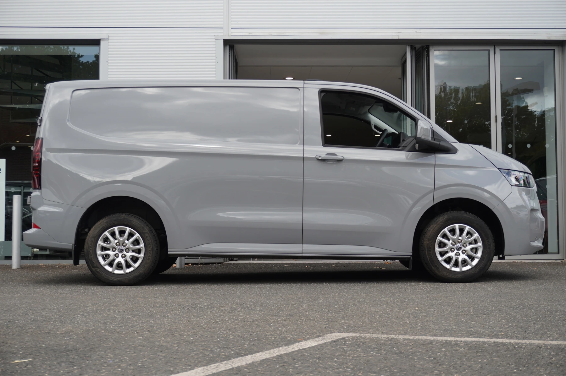 Volkswagen-Transporter-image-3
