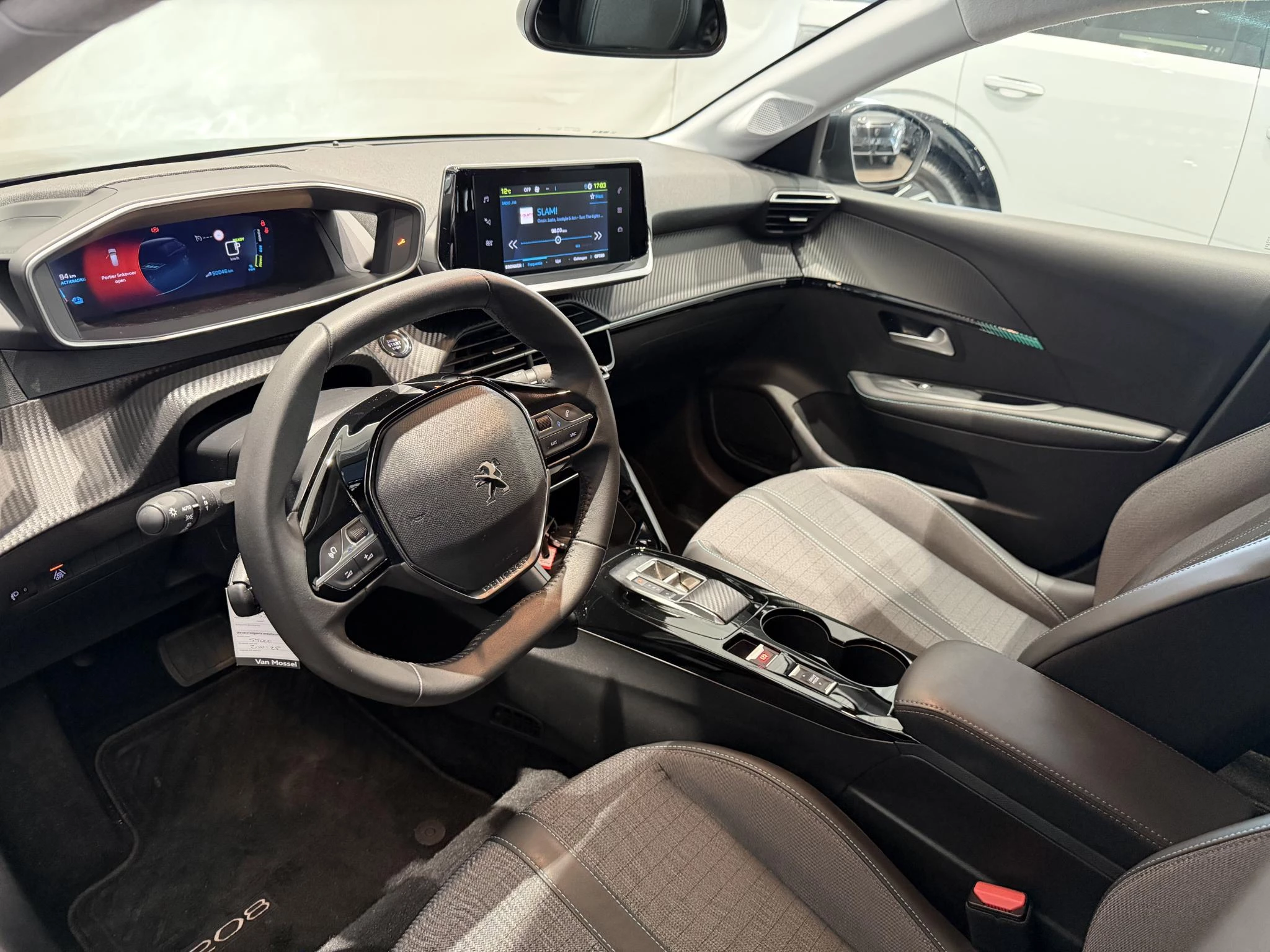 Peugeot-e-208-image-19