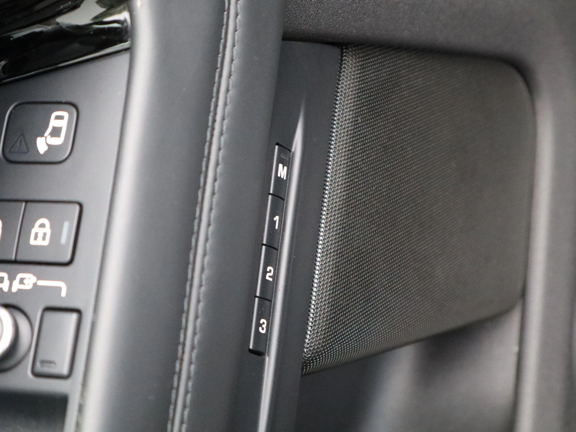 Land Rover-Range Rover Evoque-image-27