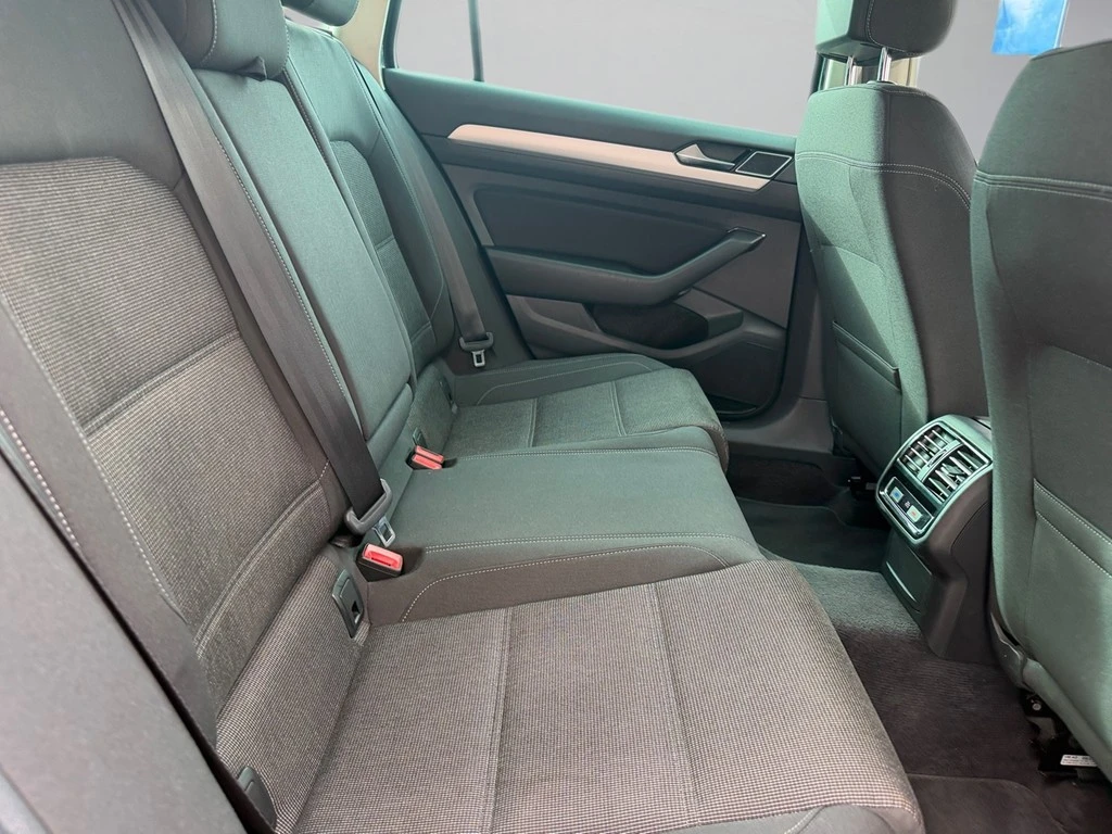 Volkswagen-Passat-image-10