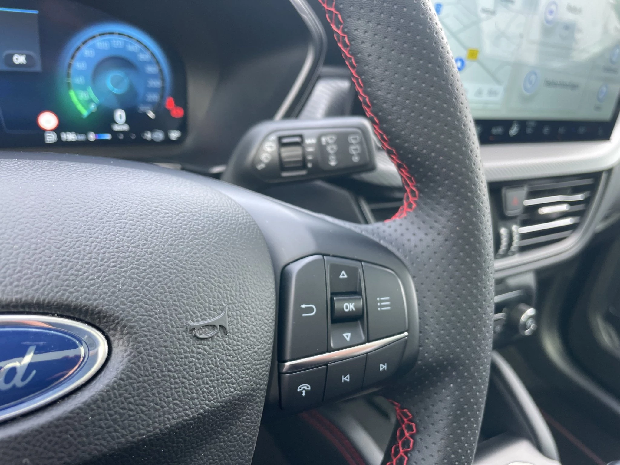 Ford Kuga ST-Line X*PANO*AHK*LED-MATRIX*360GRAD*ACC*NAVI*SOUND-SYS.