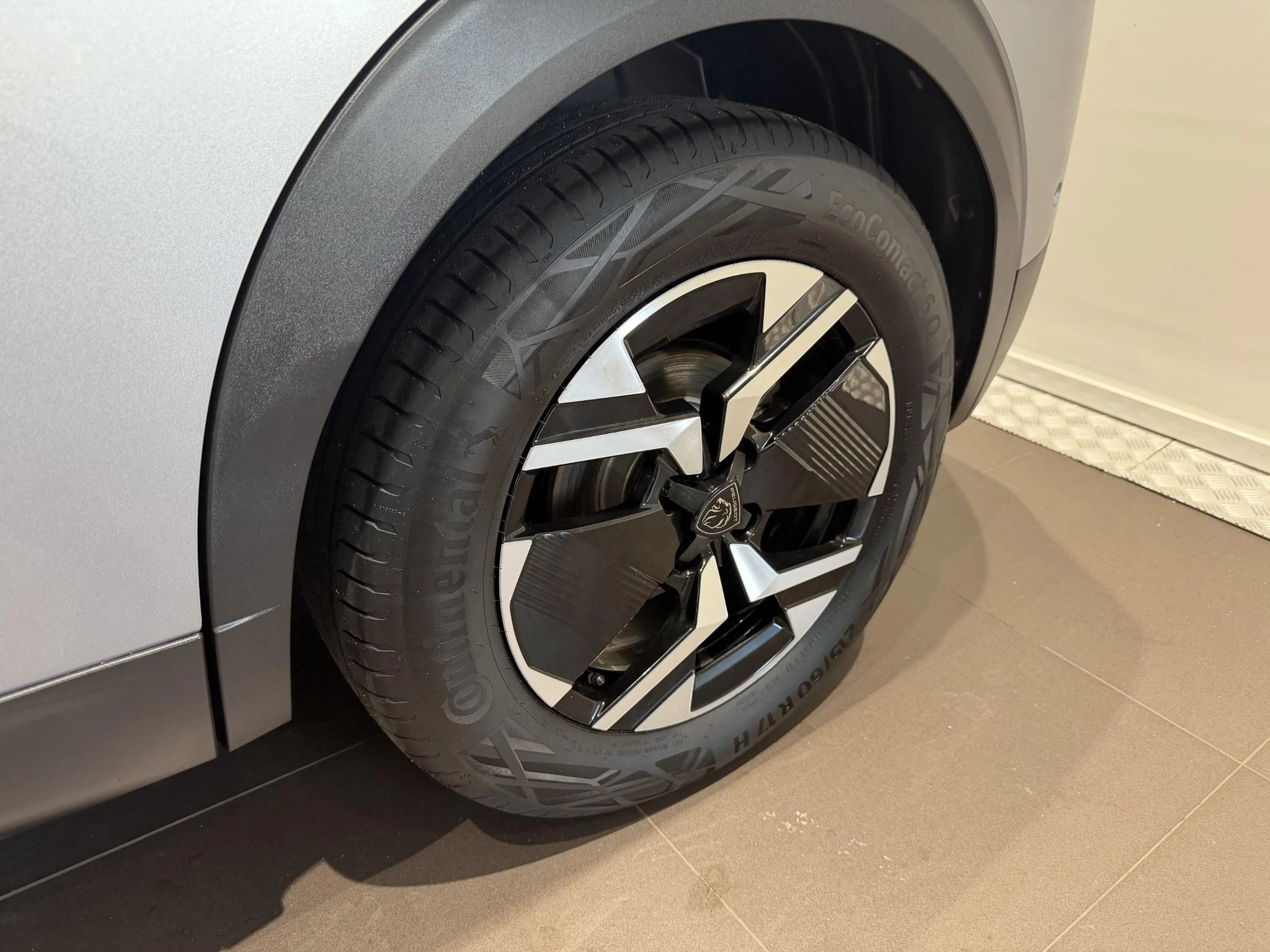 Peugeot-e-2008-image-13