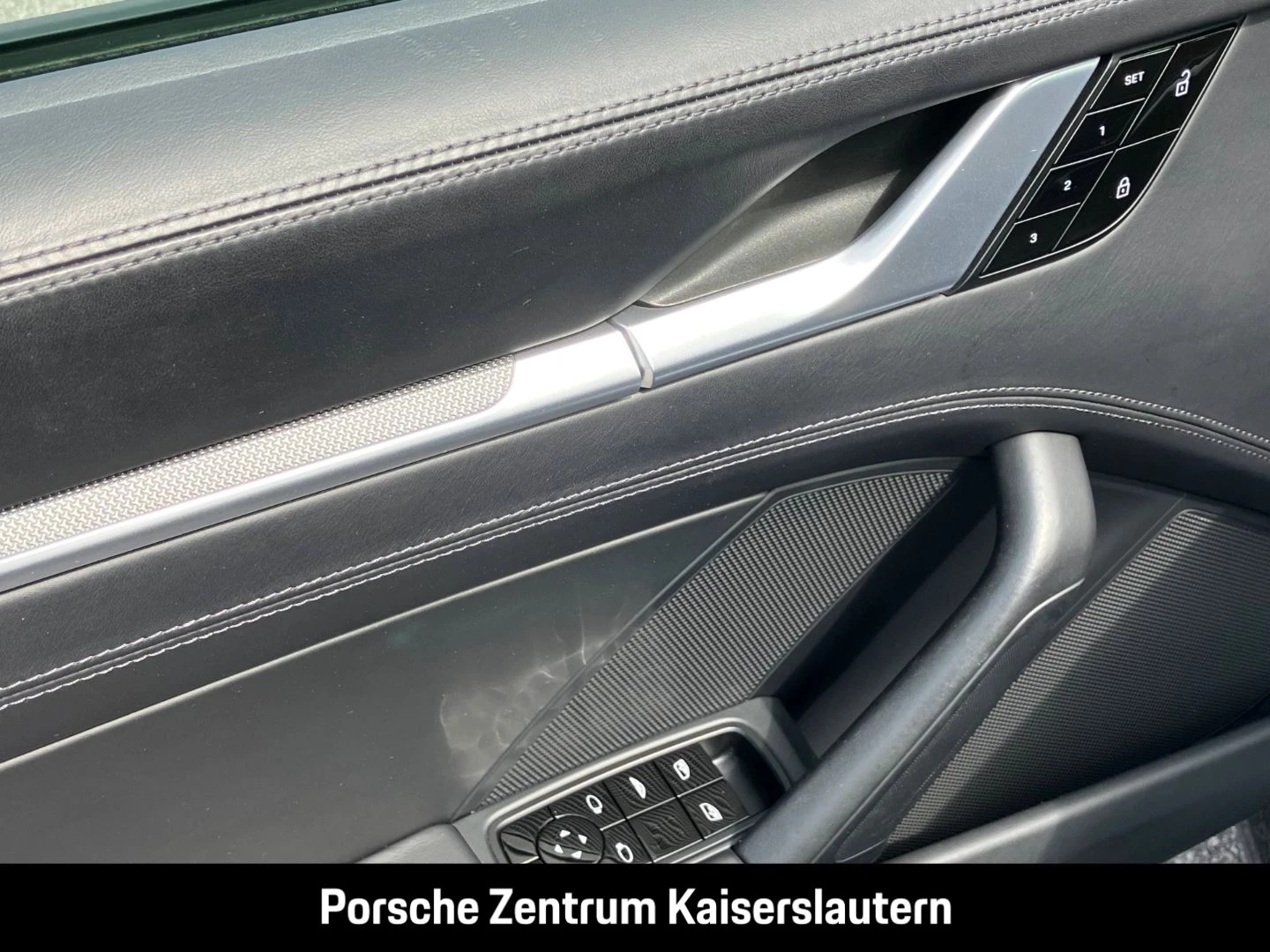Porsche 911 992 Carrera 4 Cabrio Sportabgas BOSE 21-Zoll carrera