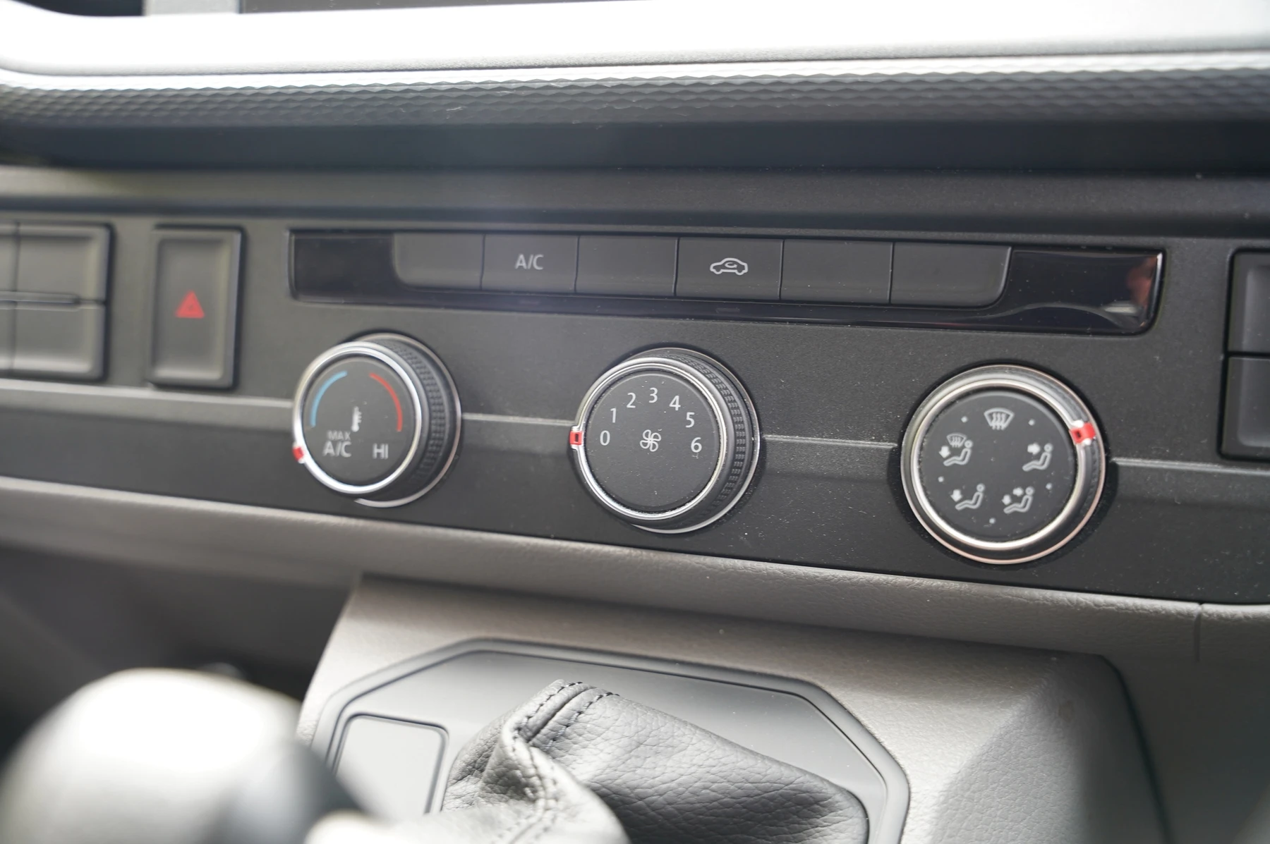 Volkswagen-Transporter-image-22