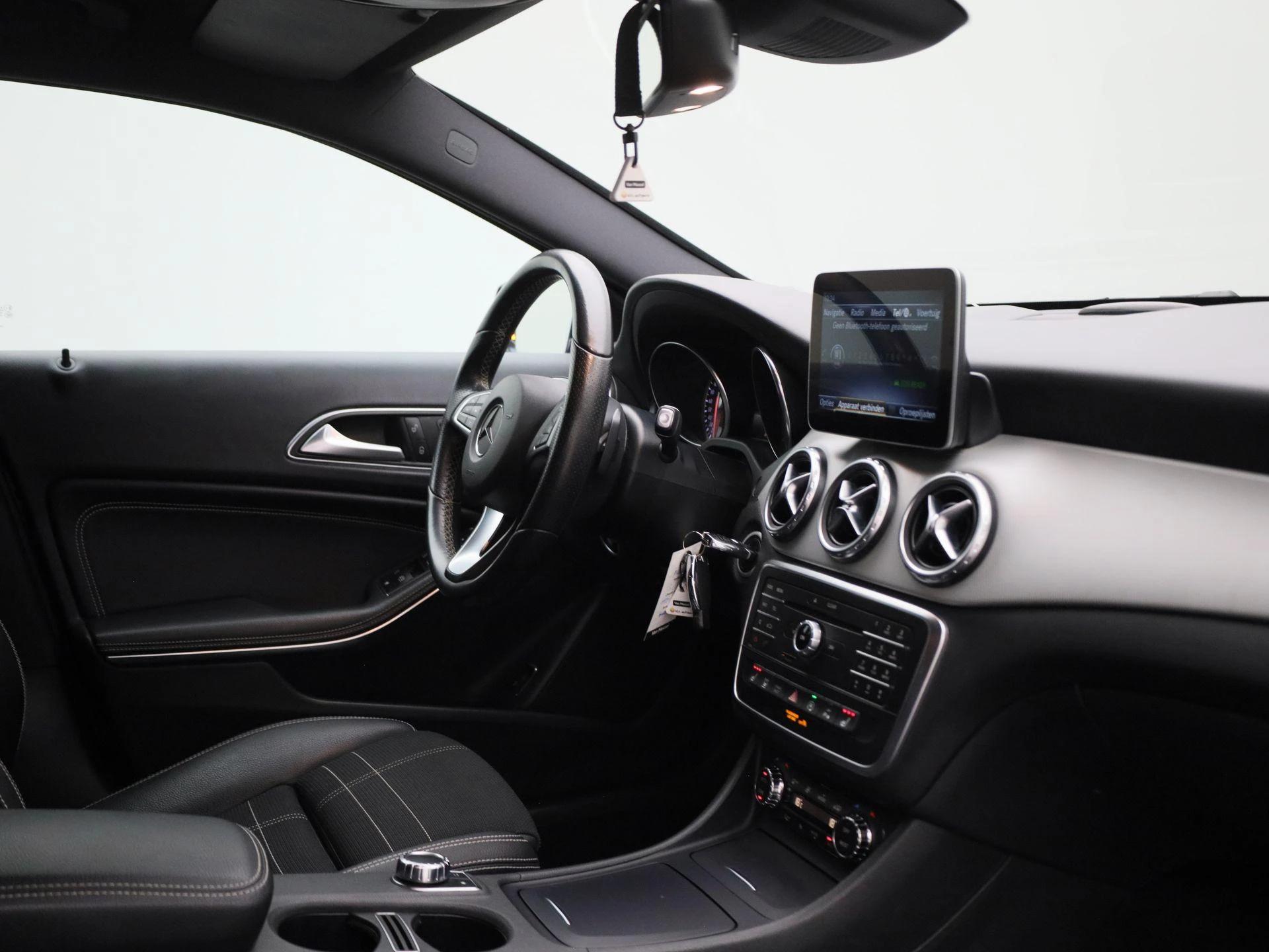 Mercedes-Benz-GLA-image-33