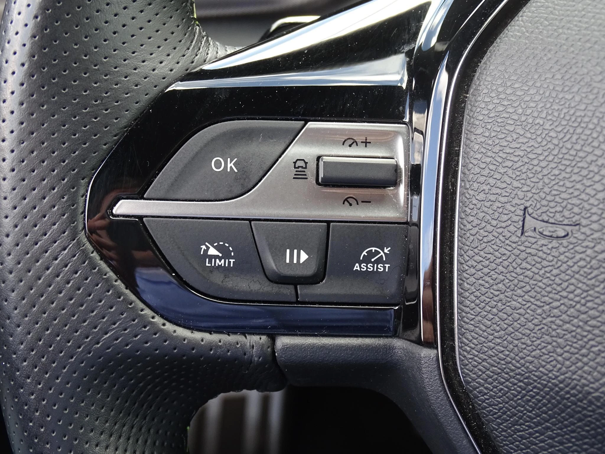 Peugeot 408 1.6 Hybrid 225 S&S EAT8 First Edition