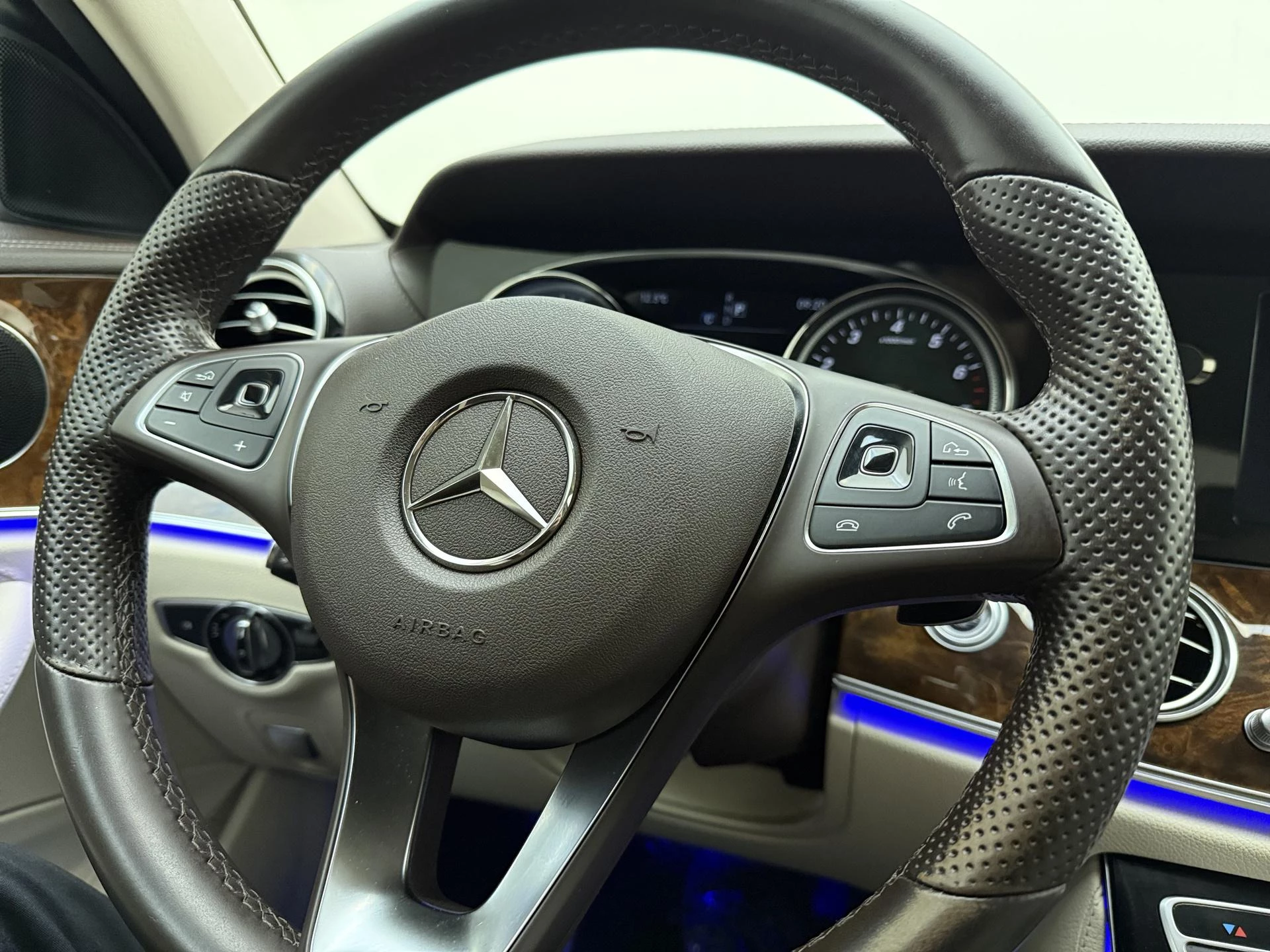 Mercedes-Benz-E-Klasse-image-16