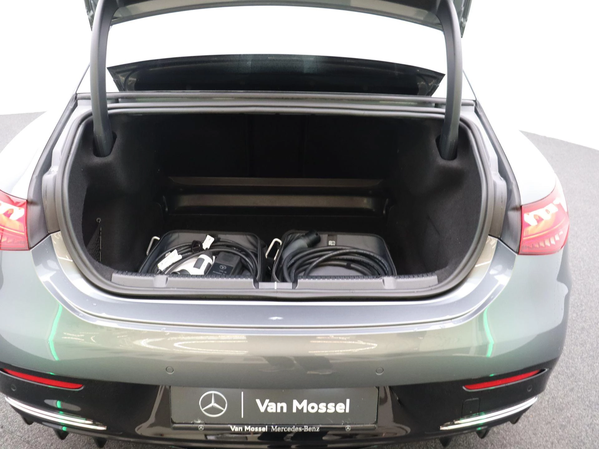 Mercedes-Benz-EQE-image-19