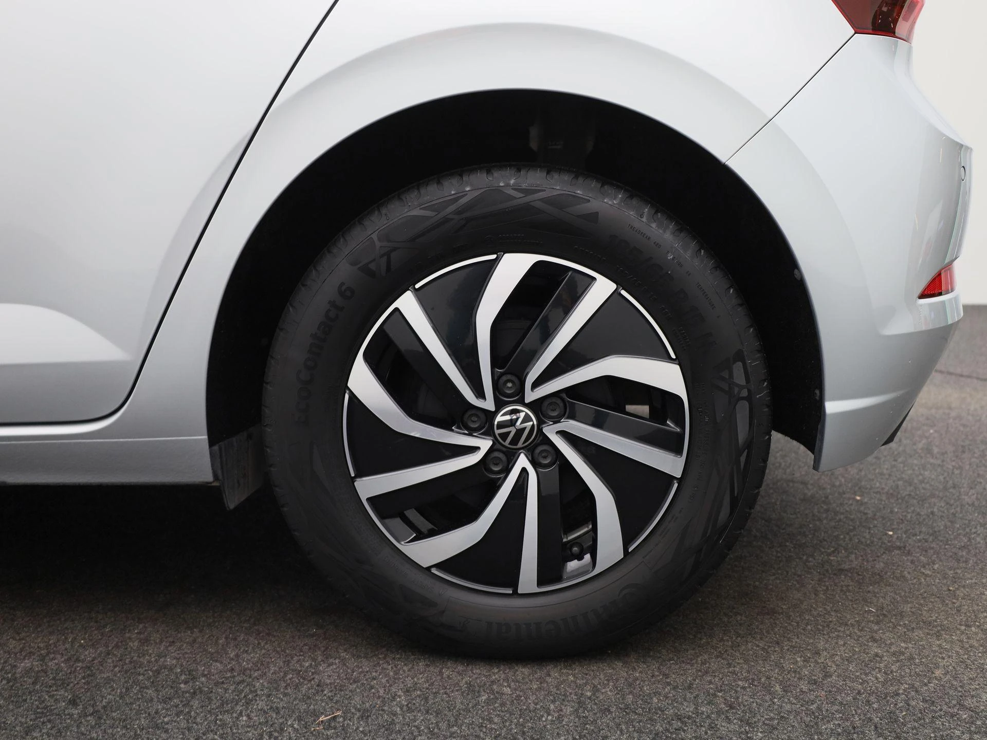 Volkswagen-Polo-image-12