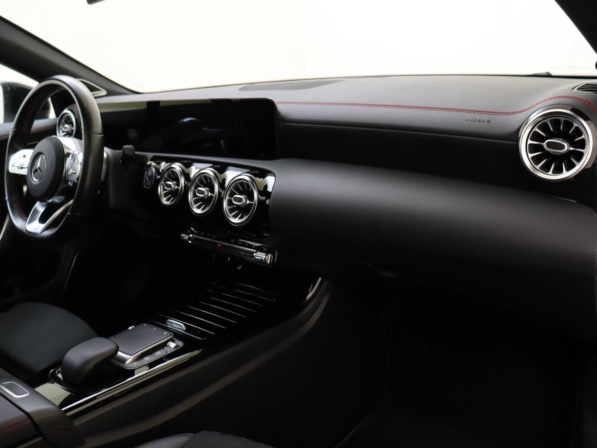 Mercedes-Benz-CLA-image-4