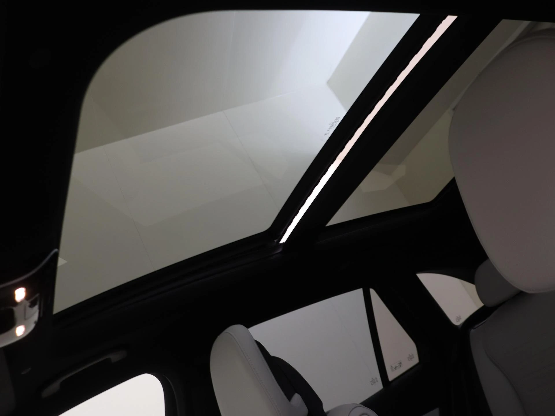 Mercedes-Benz-GLC-image-26