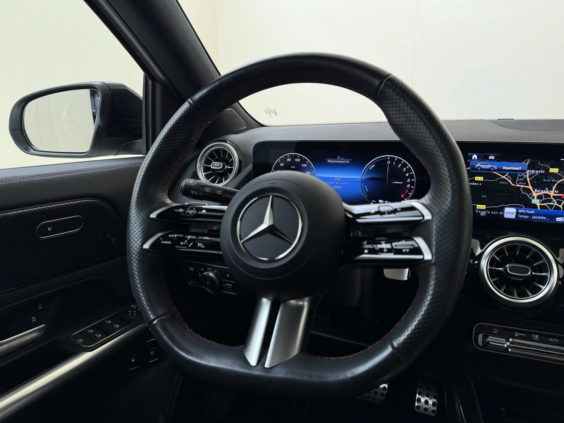 Mercedes-Benz-GLA-image-9