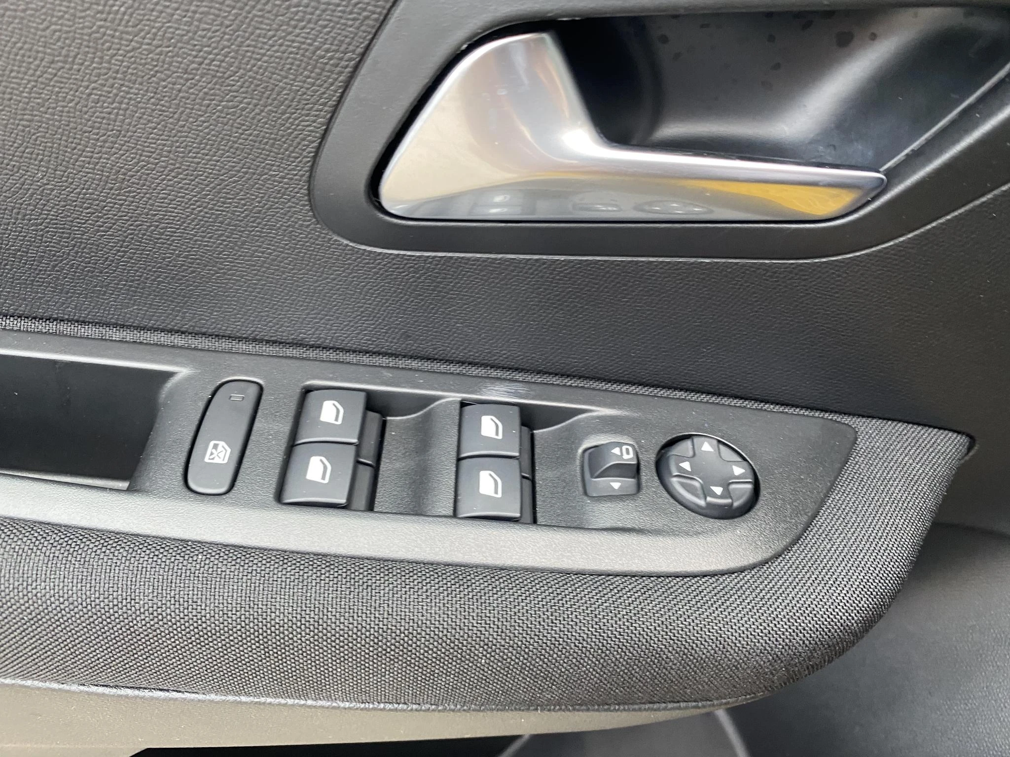 Peugeot-e-208-image-6