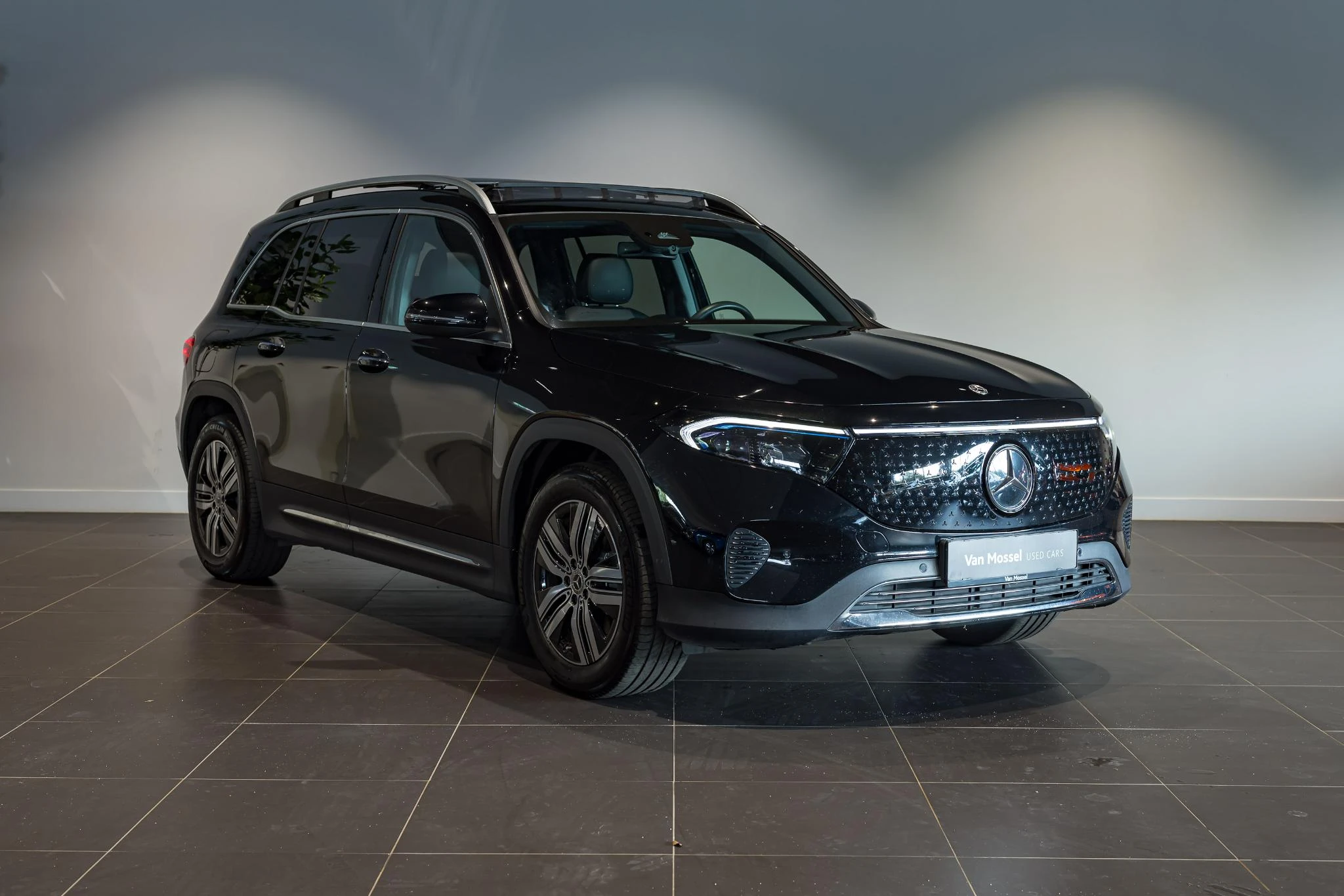 Mercedes-Benz-EQB-image-2