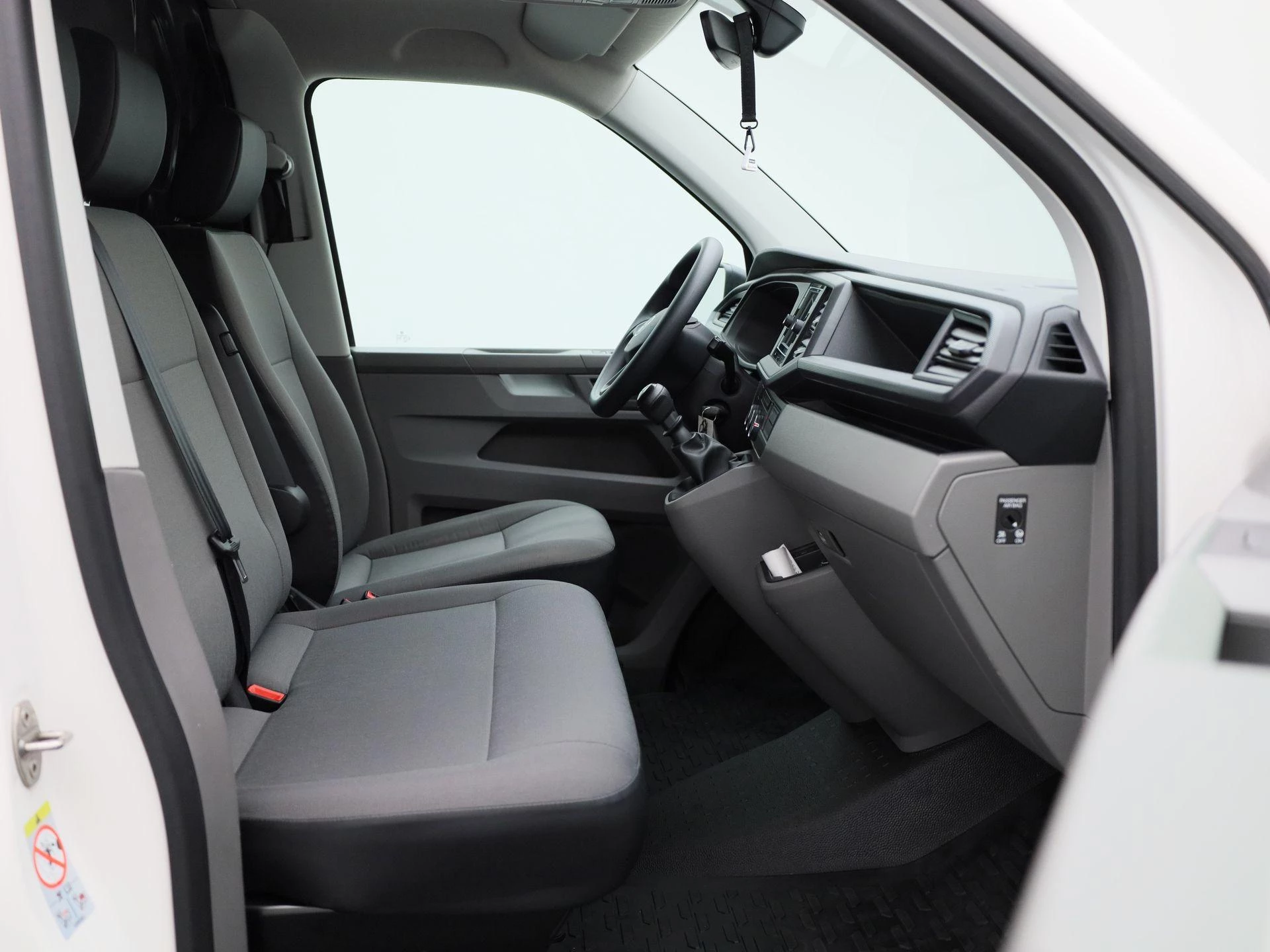 Volkswagen-Transporter-image-11