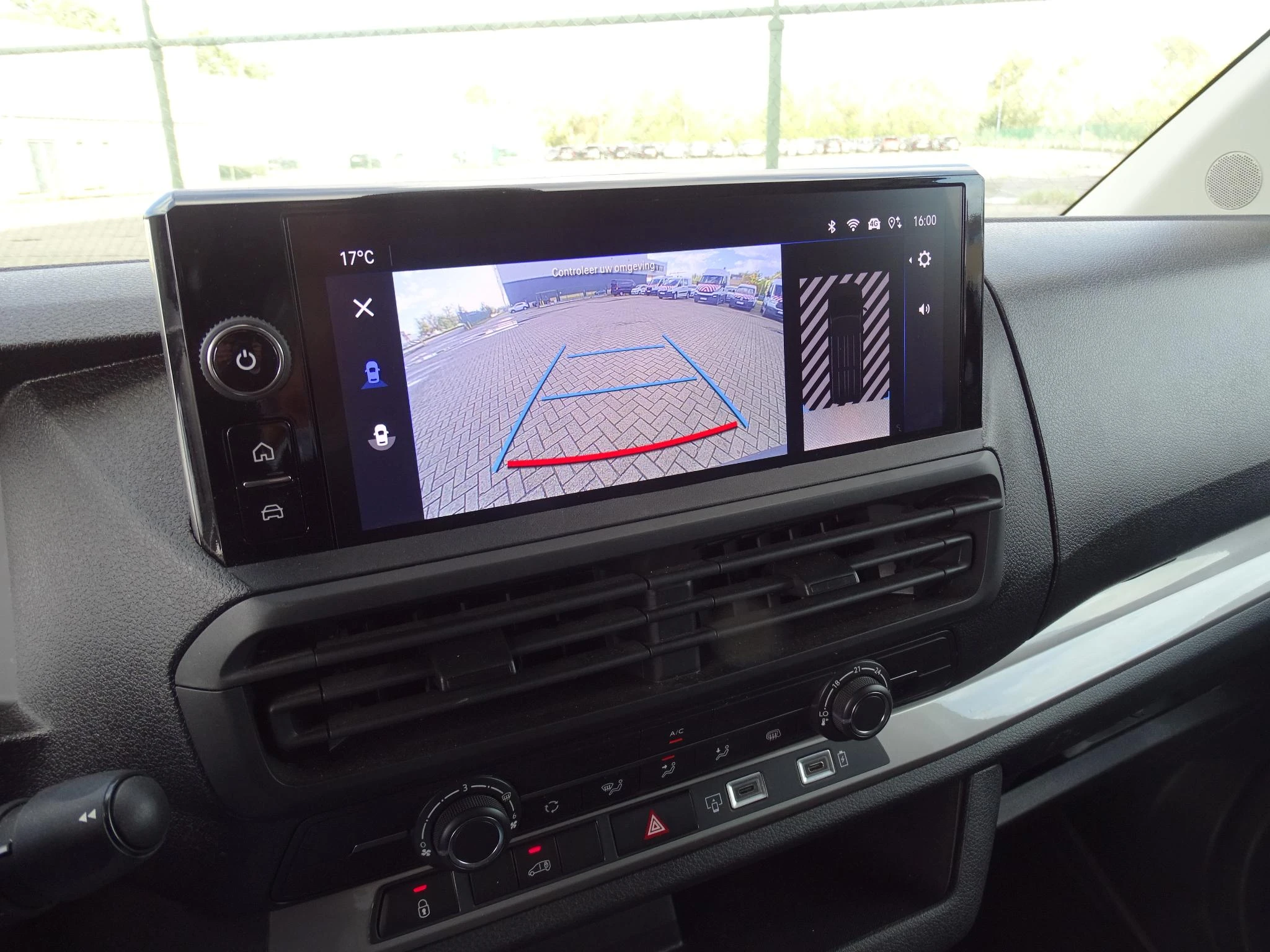 Opel-Vivaro-image-26
