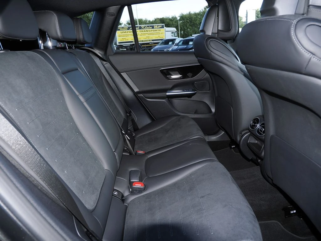 Mercedes-Benz-GLC 300 d-image-13