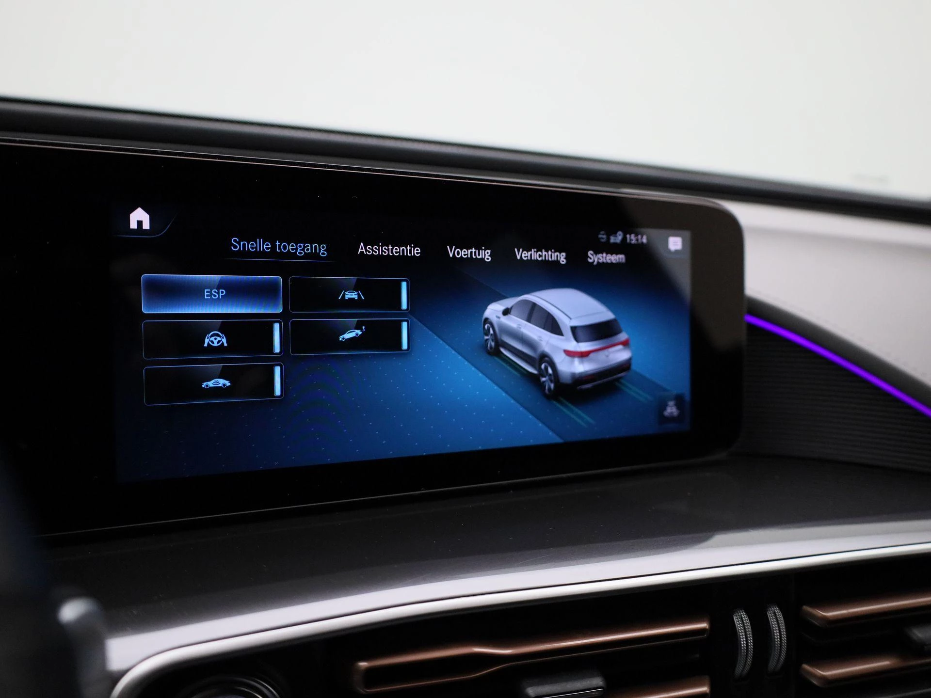 Mercedes-Benz-EQC-image-24