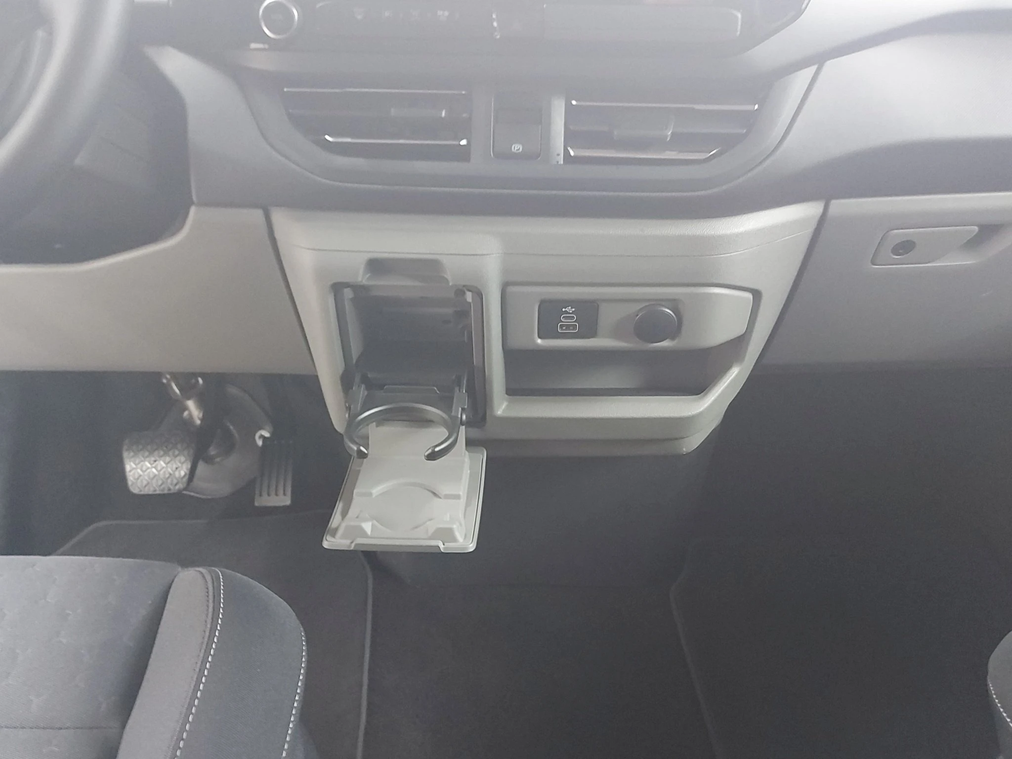 Ford-Tourneo Custom-image-13