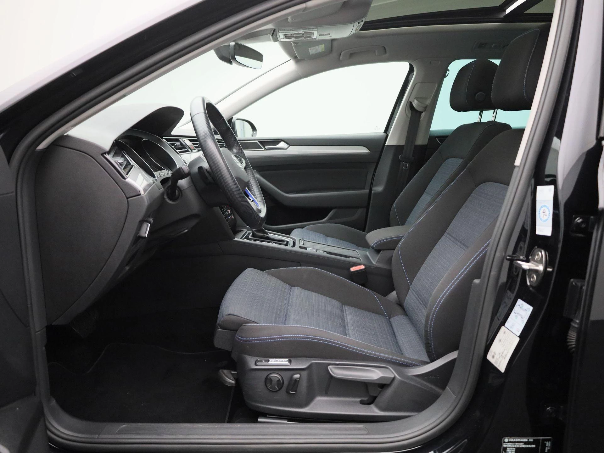 Volkswagen-Passat-image-10