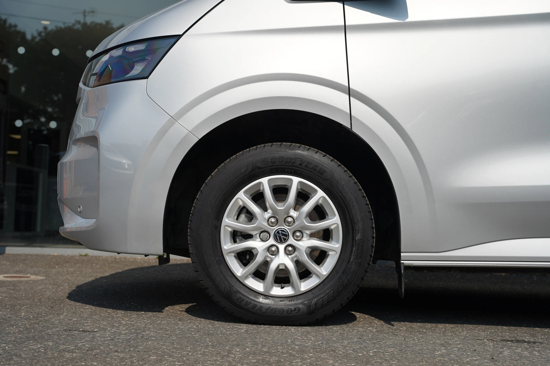 Volkswagen-Transporter-image-4