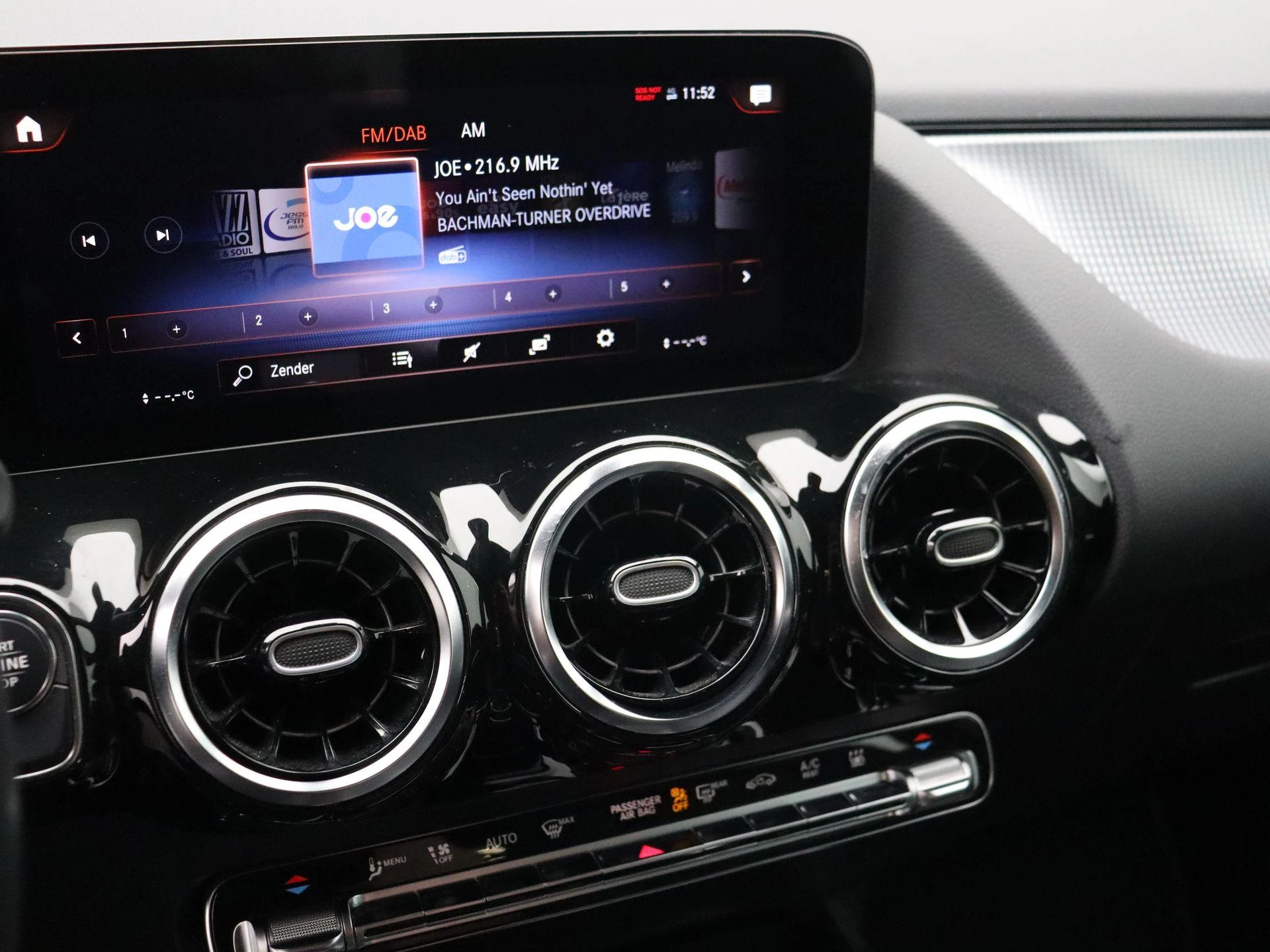 Mercedes-Benz GLA 250 e Luxury Line + LEDER + CARPLAY +