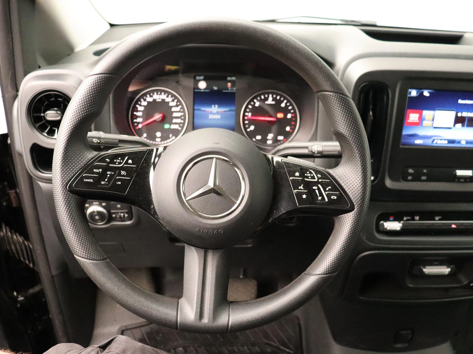 Mercedes-Benz-Vito-image-12