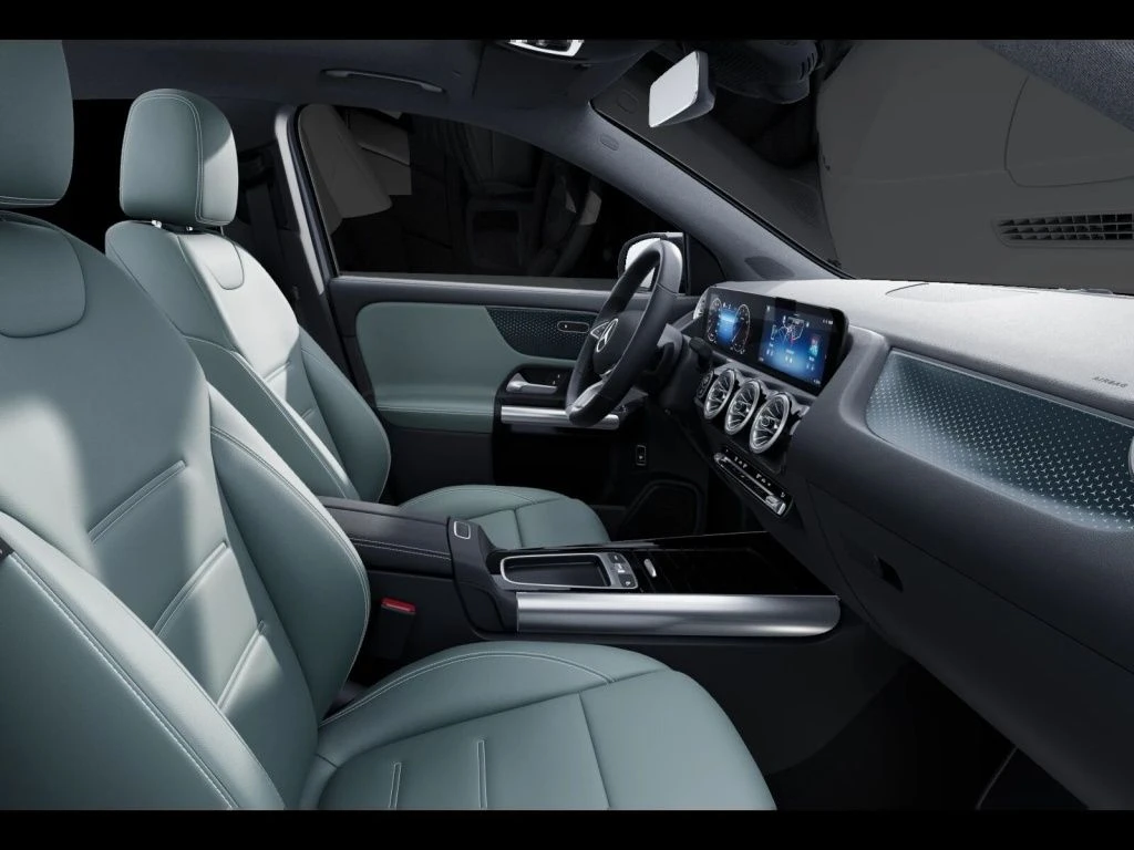 Mercedes-Benz-GLA 200-image-9