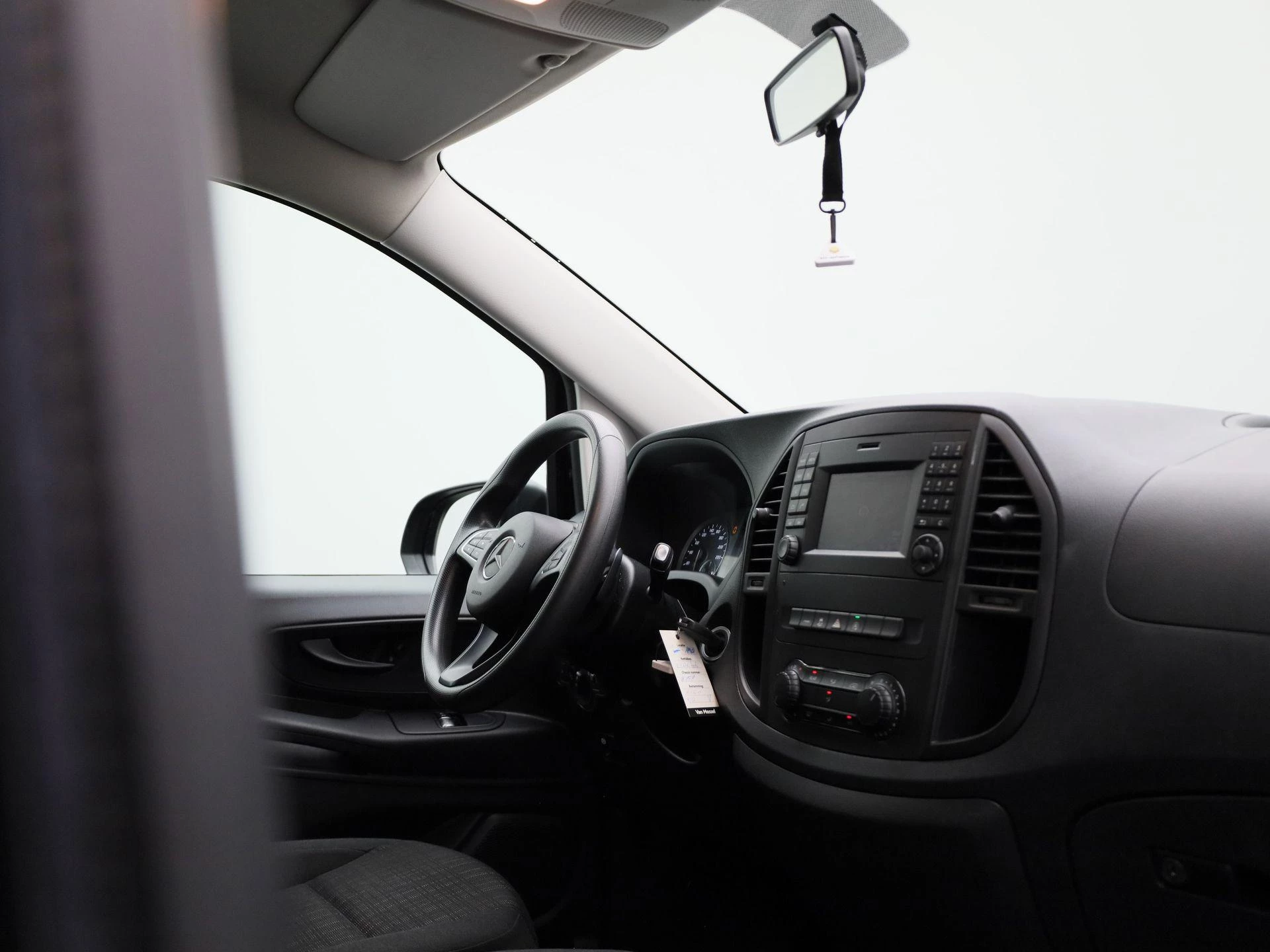 Mercedes-Benz-Vito-image-32