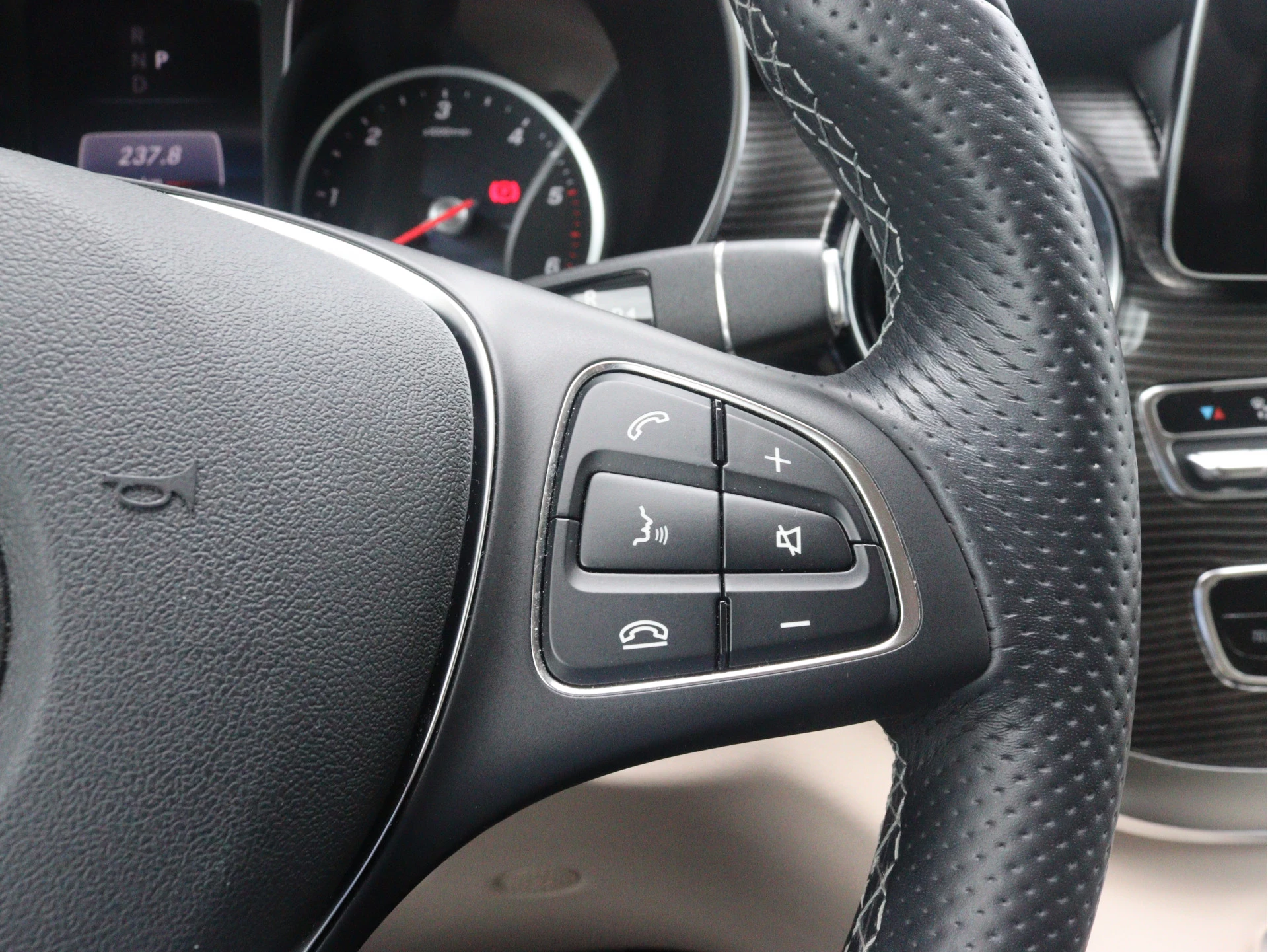 Mercedes-Benz-V-Klasse-image-9