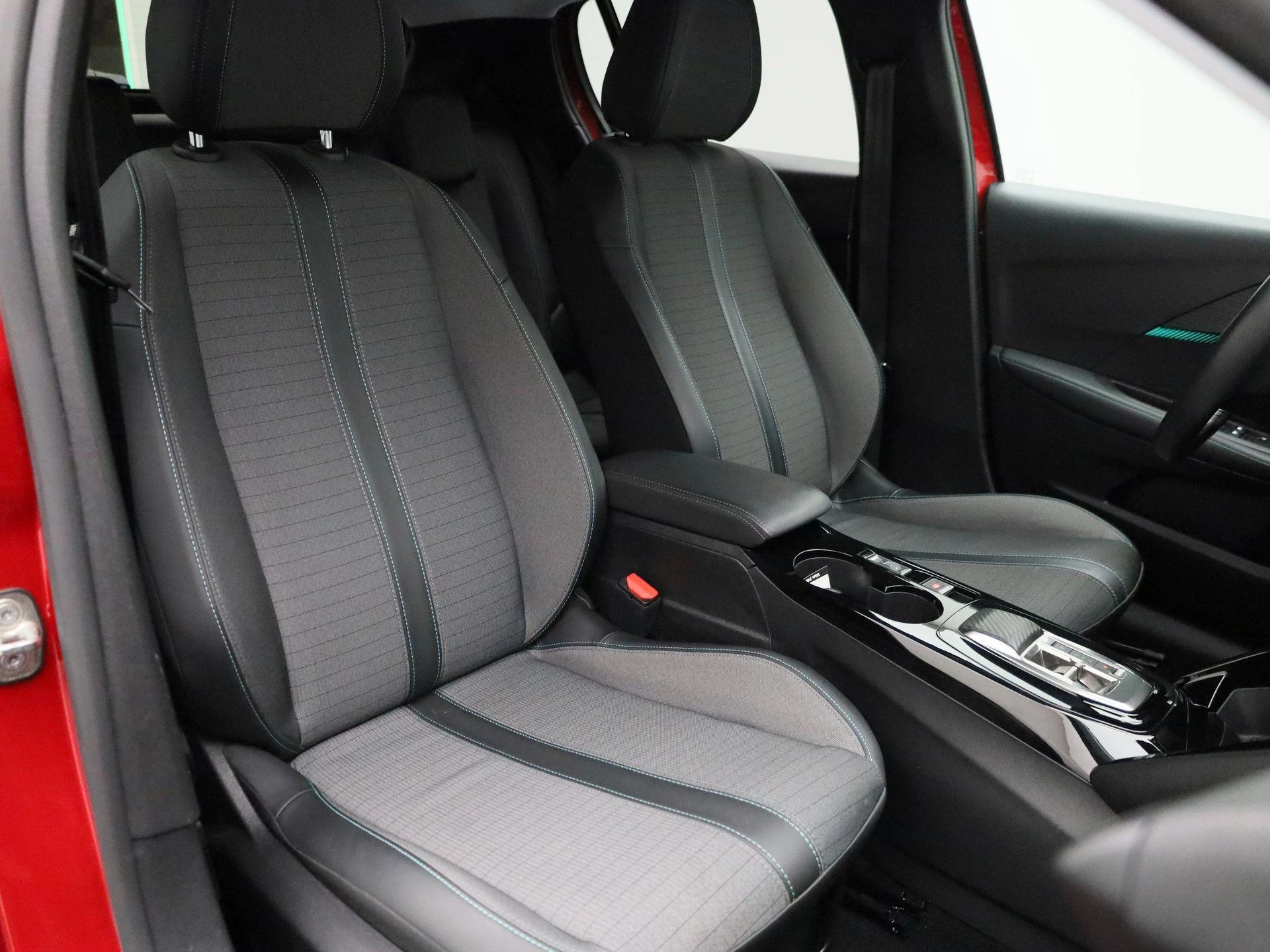 Peugeot-e-208-image-38