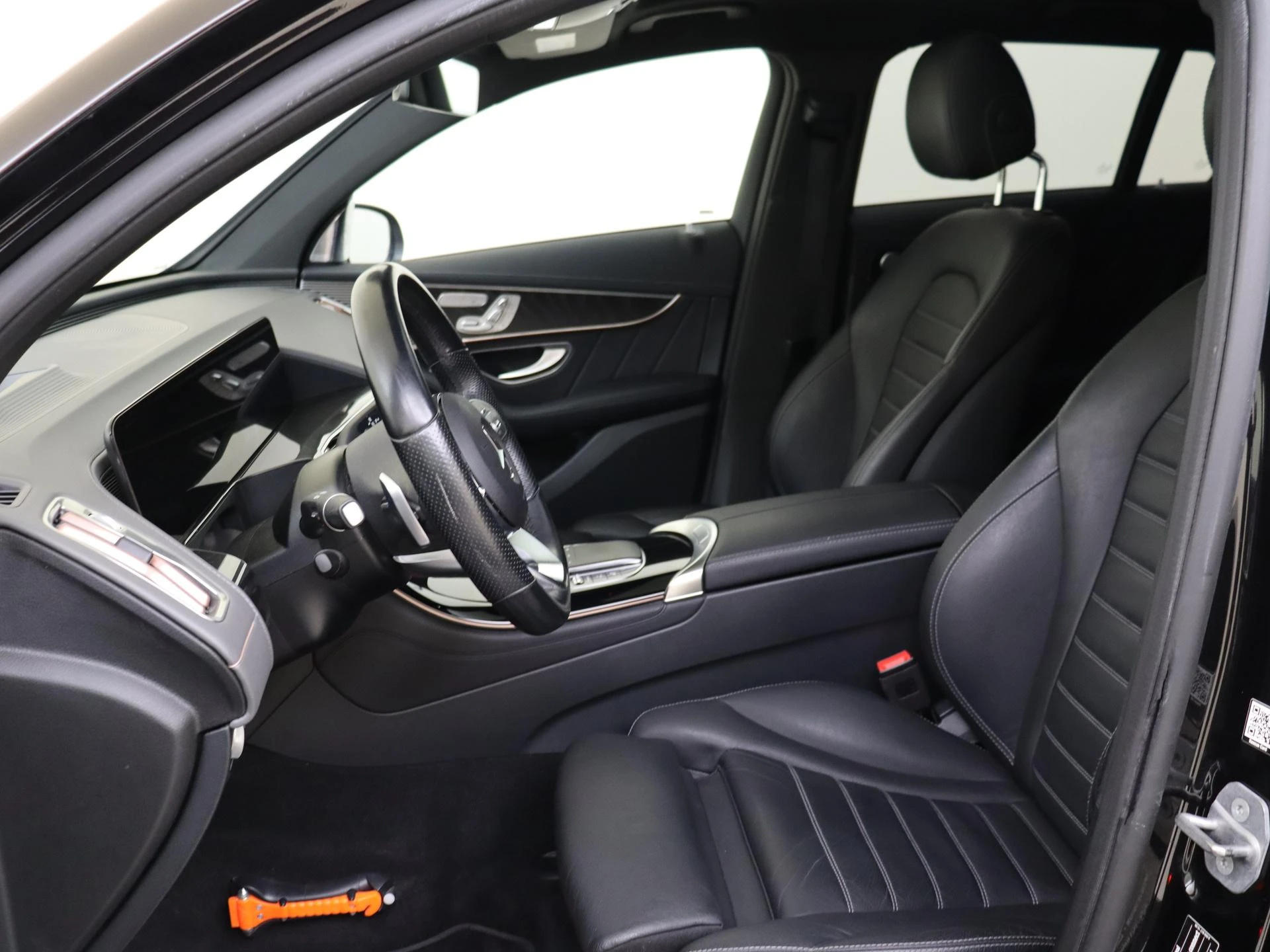 Mercedes-Benz-EQC-image-14