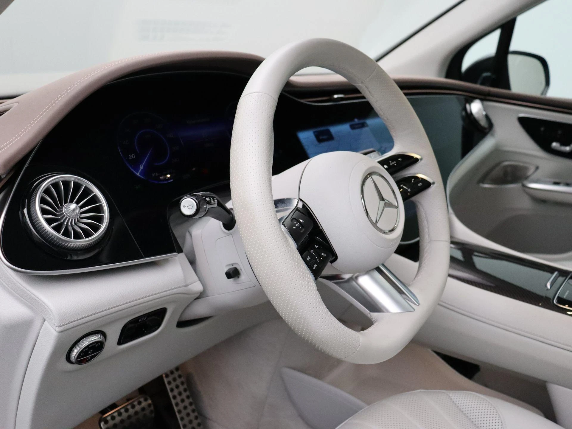 Mercedes-Benz-EQE-image-12