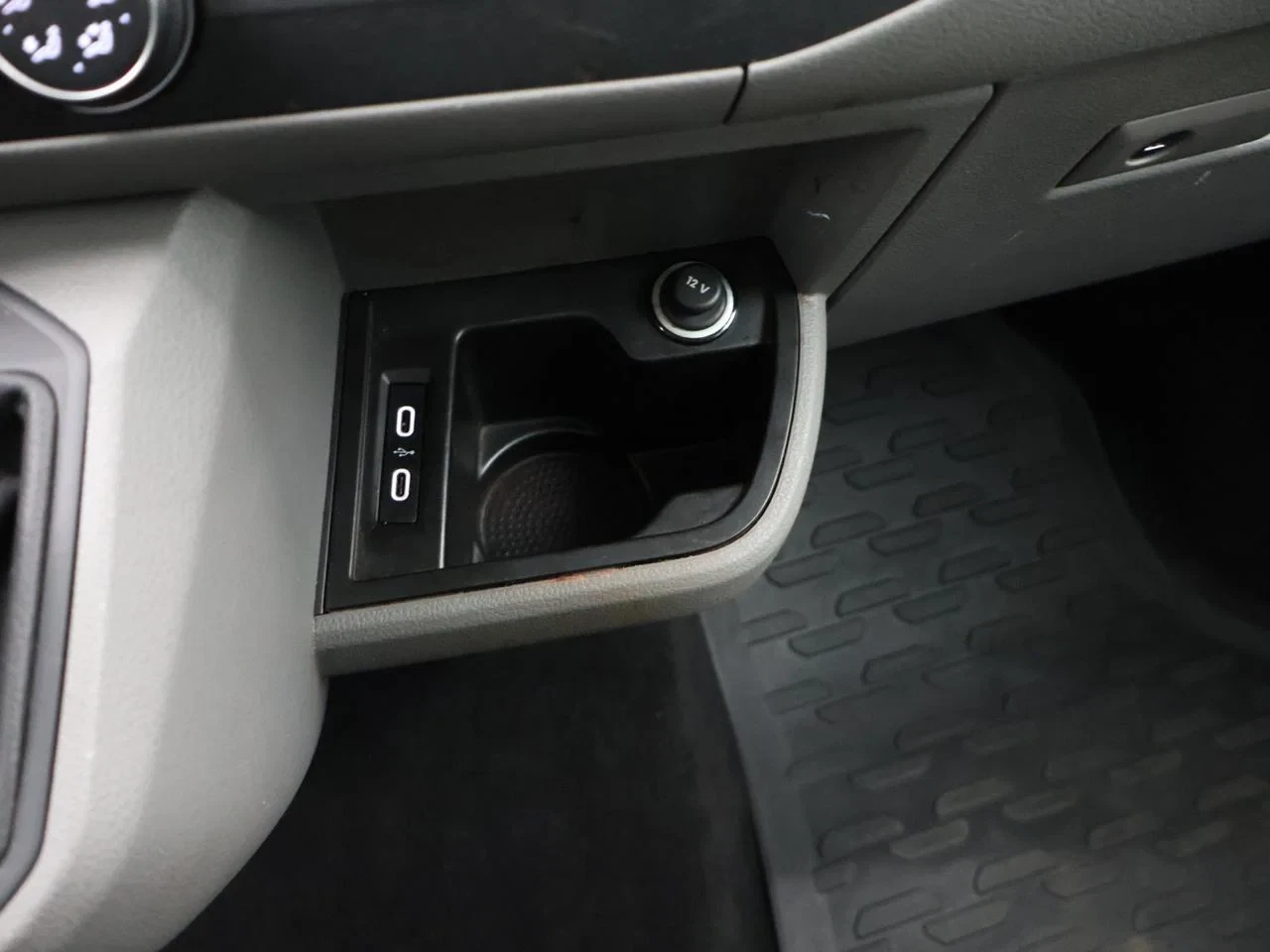 Volkswagen-Transporter-image-22
