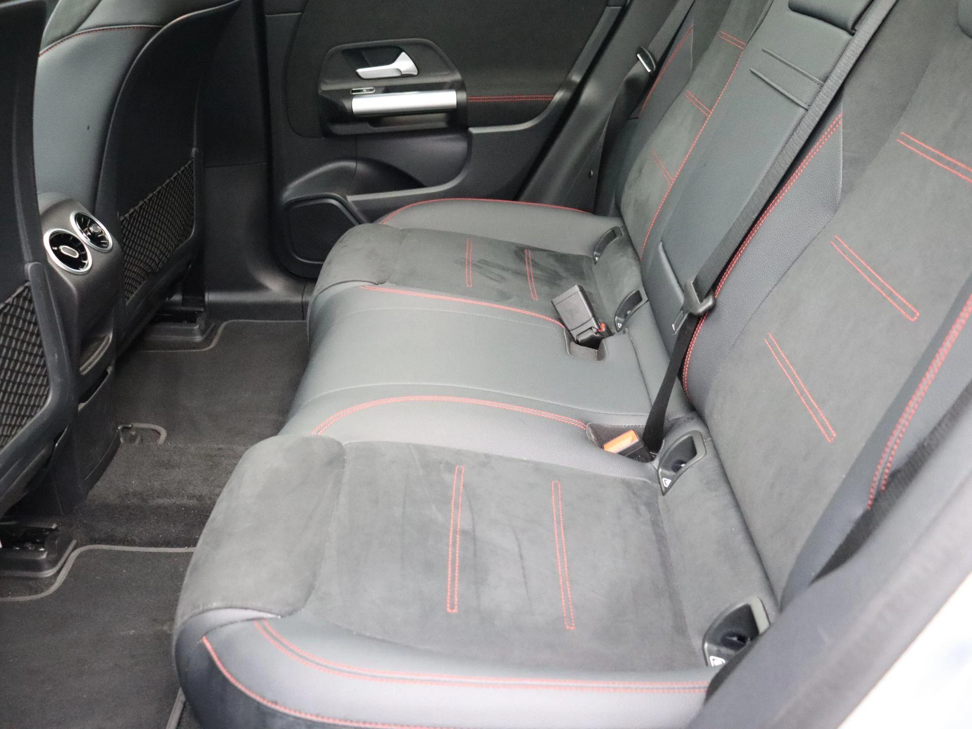 Mercedes-Benz EQA 250+ AMG Line + CARPLAY + PANORAMISCH DAK + NIGHTPAKKET +