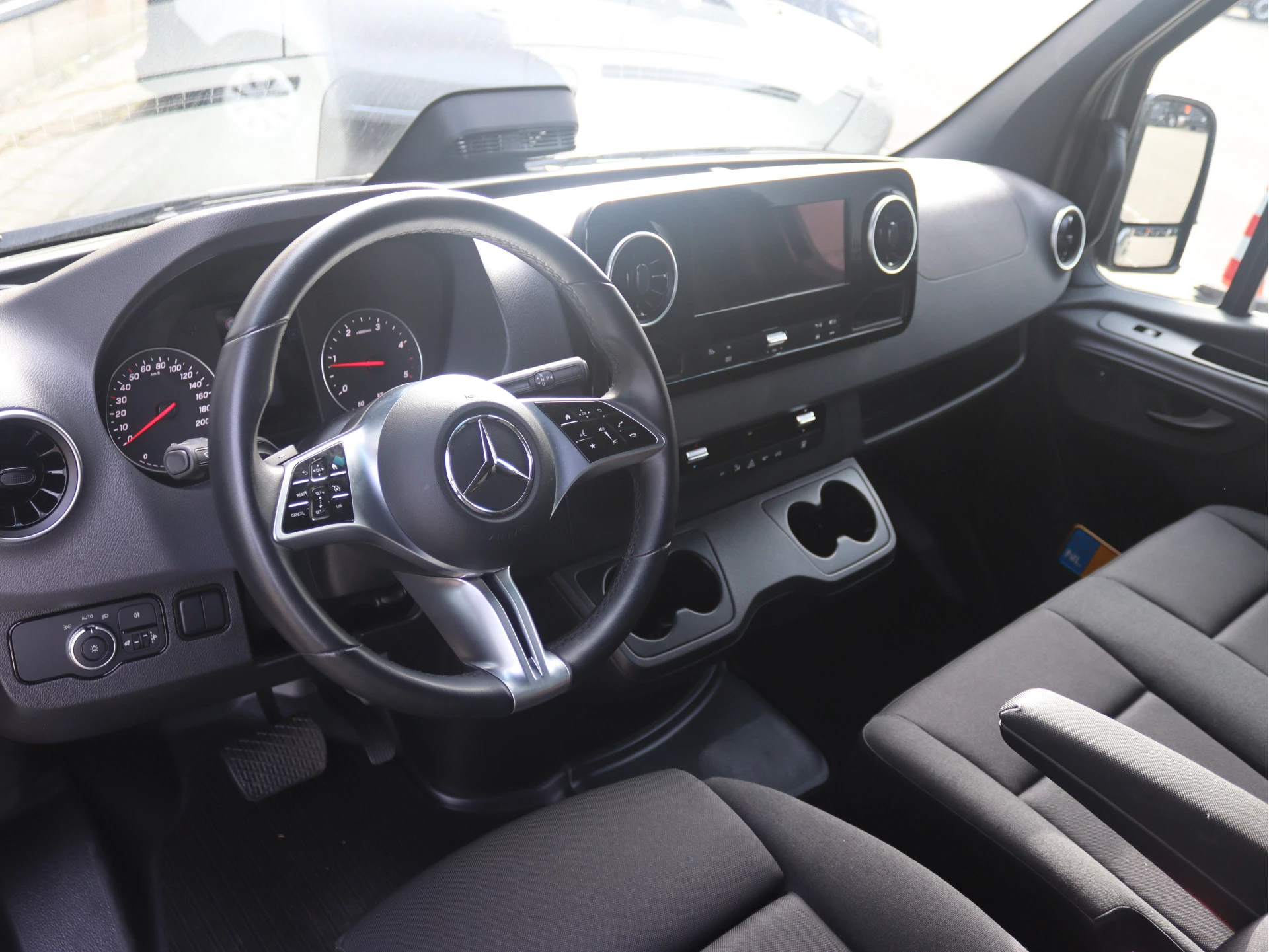 Mercedes-Benz-Sprinter-image-3